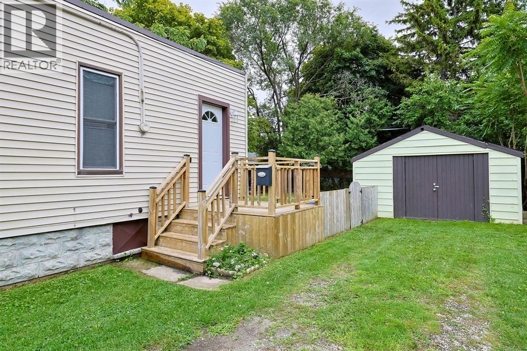 221 Bright Street, Sarnia, Ontario  N7T 4E9 - Photo 3 - 26020459