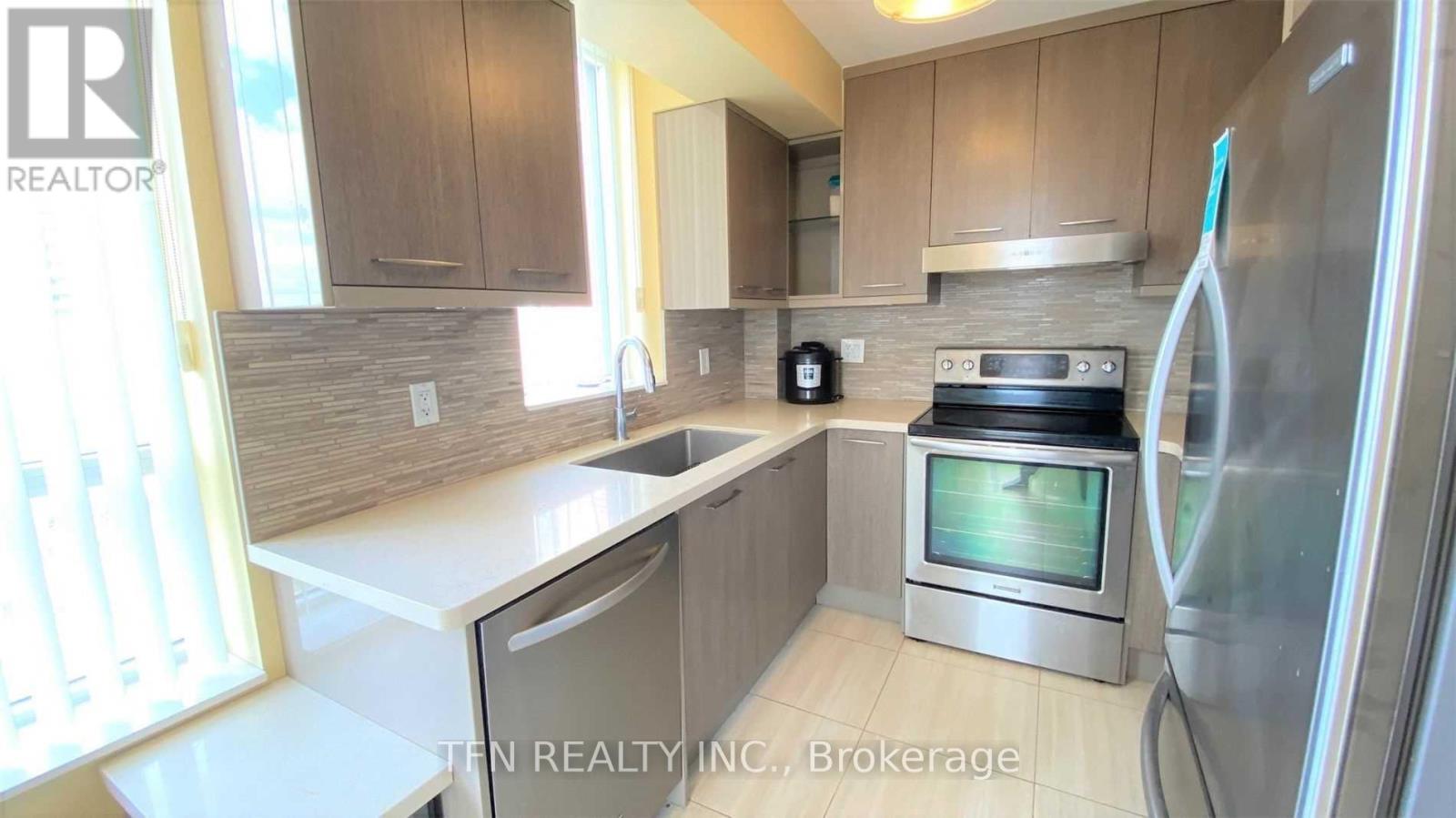 704 - 310 Red Maple Road, Richmond Hill, Ontario  L4C 0T7 - Photo 2 - N13712850