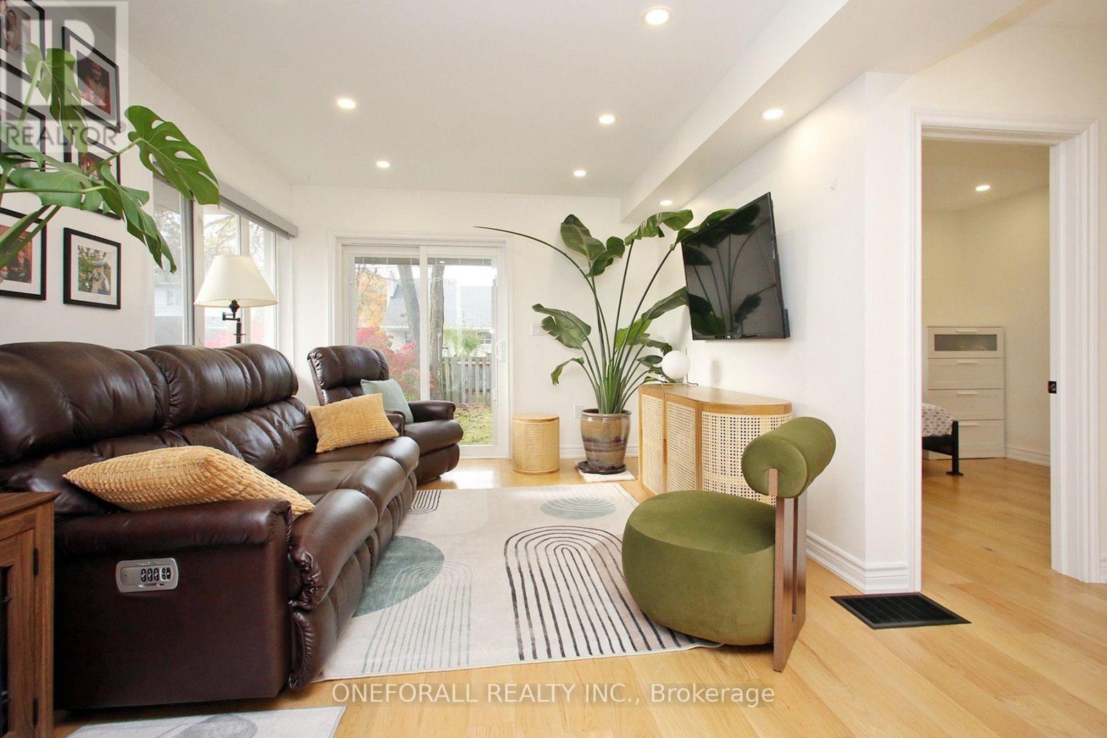 Main Floor & 2nd Floor - 10 Esmond Crescent, Toronto, Ontario  M9W 3P8 - Photo 10 - W13712878