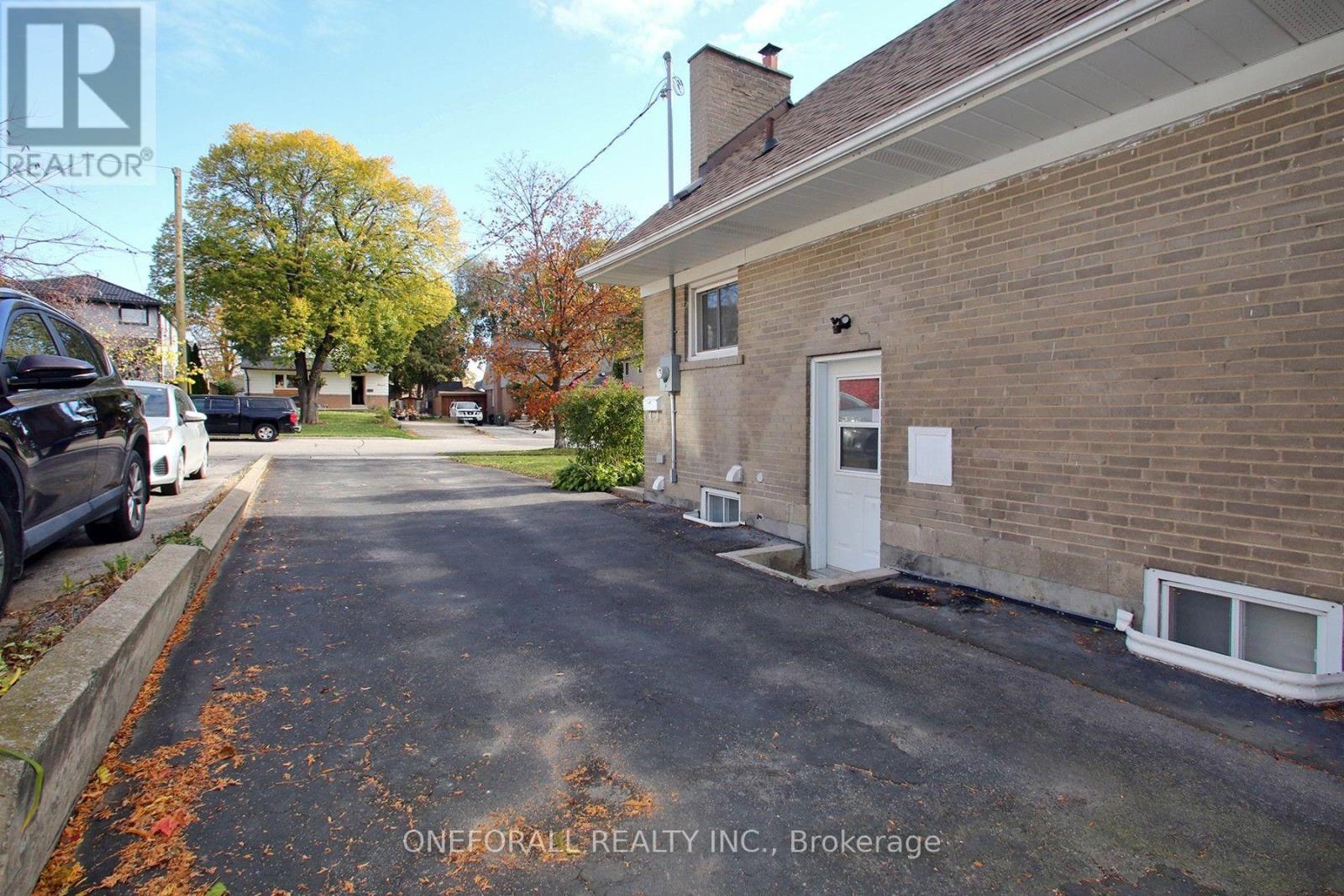 Main Floor & 2nd Floor - 10 Esmond Crescent, Toronto, Ontario  M9W 3P8 - Photo 2 - W13712878