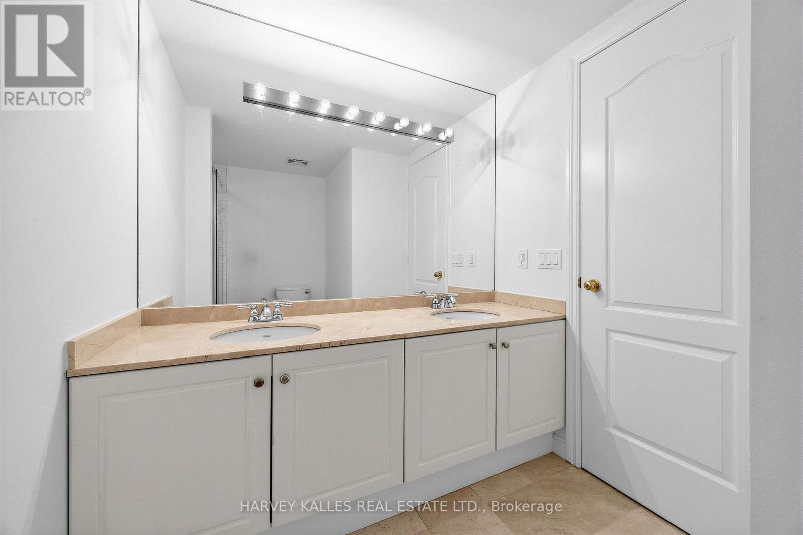 38 William Carson Crescent, Toronto, Ontario  M2P 2H2 - Photo 8 - C13712970