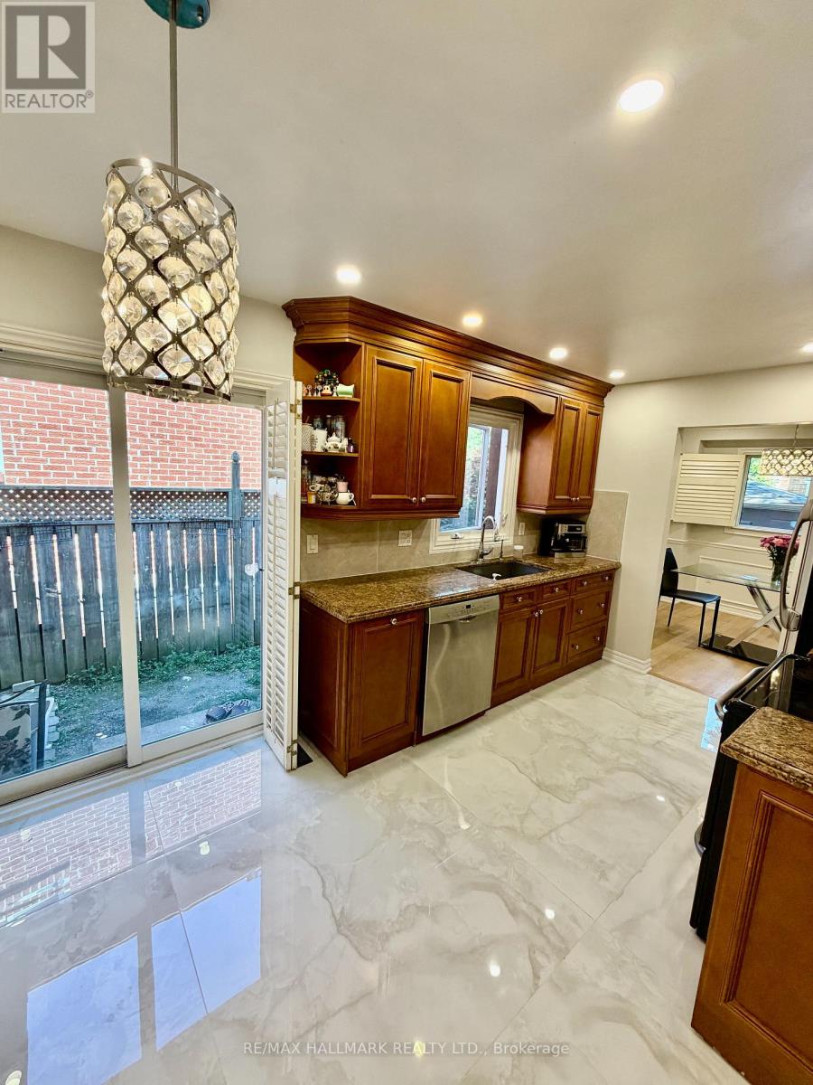 27 Pugsley Avenue, Richmond Hill, Ontario  L4C 8V2 - Photo 7 - N13713186