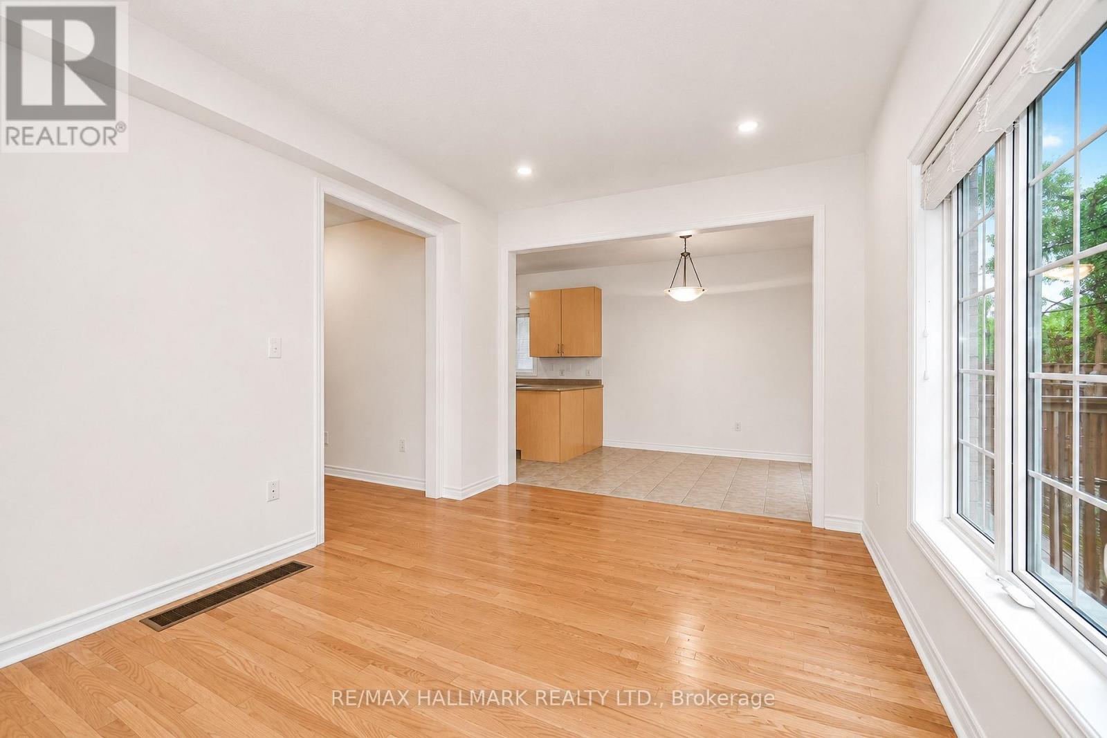 135 Maroon Drive, Richmond Hill, Ontario  L4E 5B7 - Photo 11 - N13713404