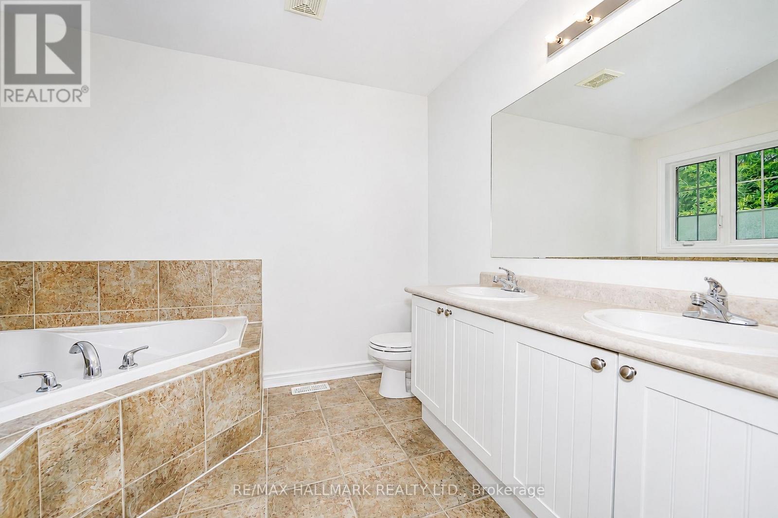 135 Maroon Drive, Richmond Hill, Ontario  L4E 5B7 - Photo 24 - N13713404