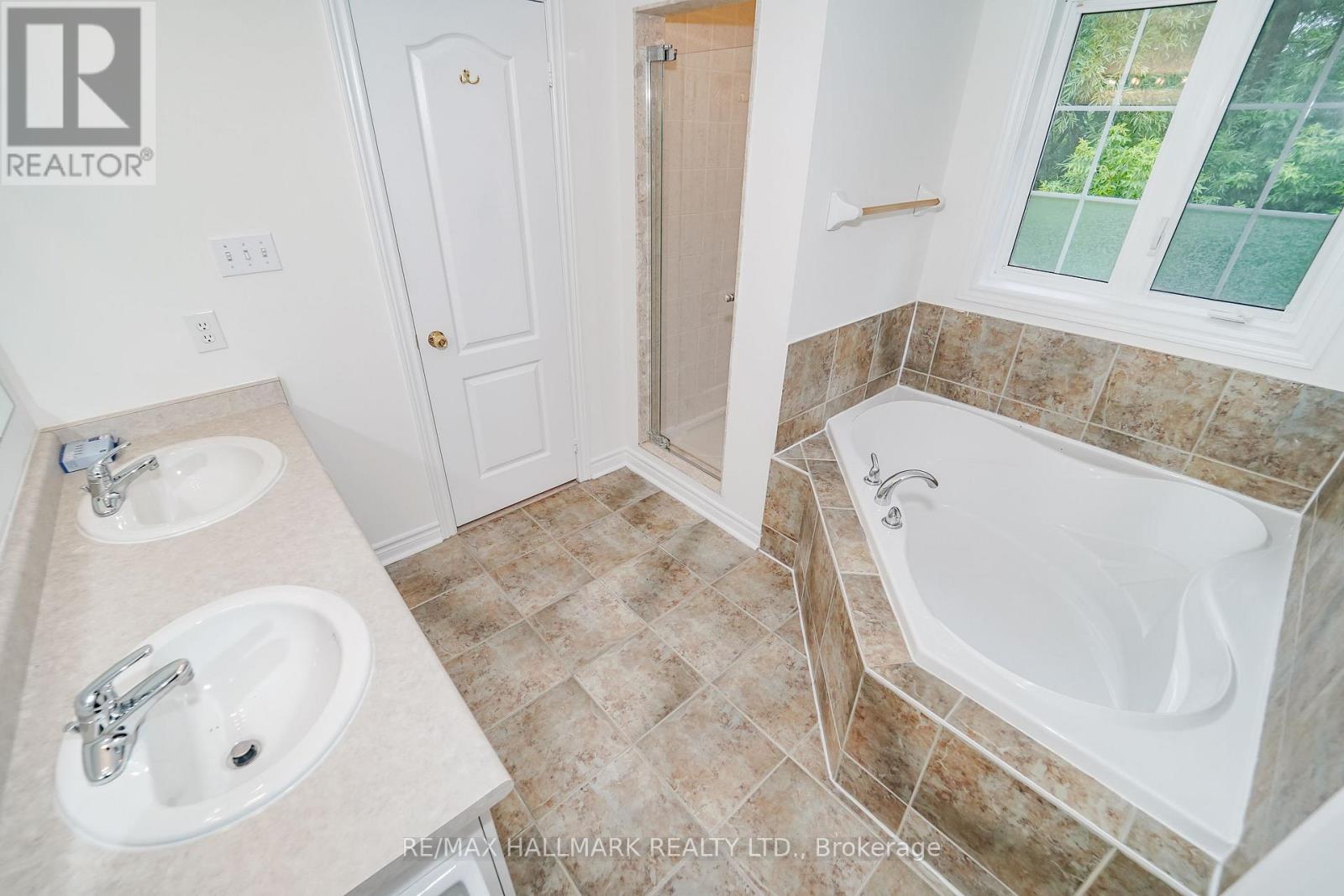 135 Maroon Drive, Richmond Hill, Ontario  L4E 5B7 - Photo 25 - N13713404