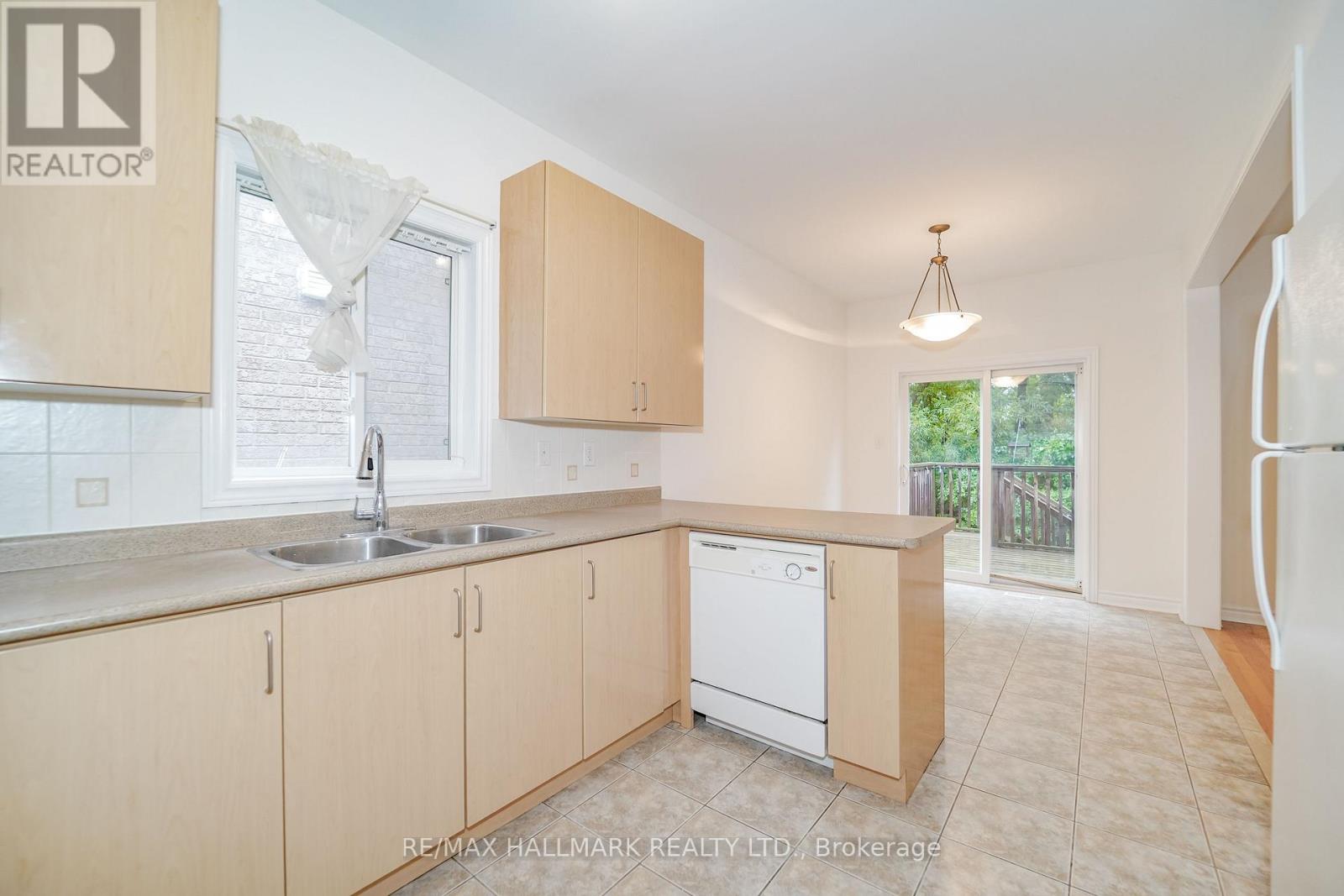 135 Maroon Drive, Richmond Hill, Ontario  L4E 5B7 - Photo 7 - N13713404