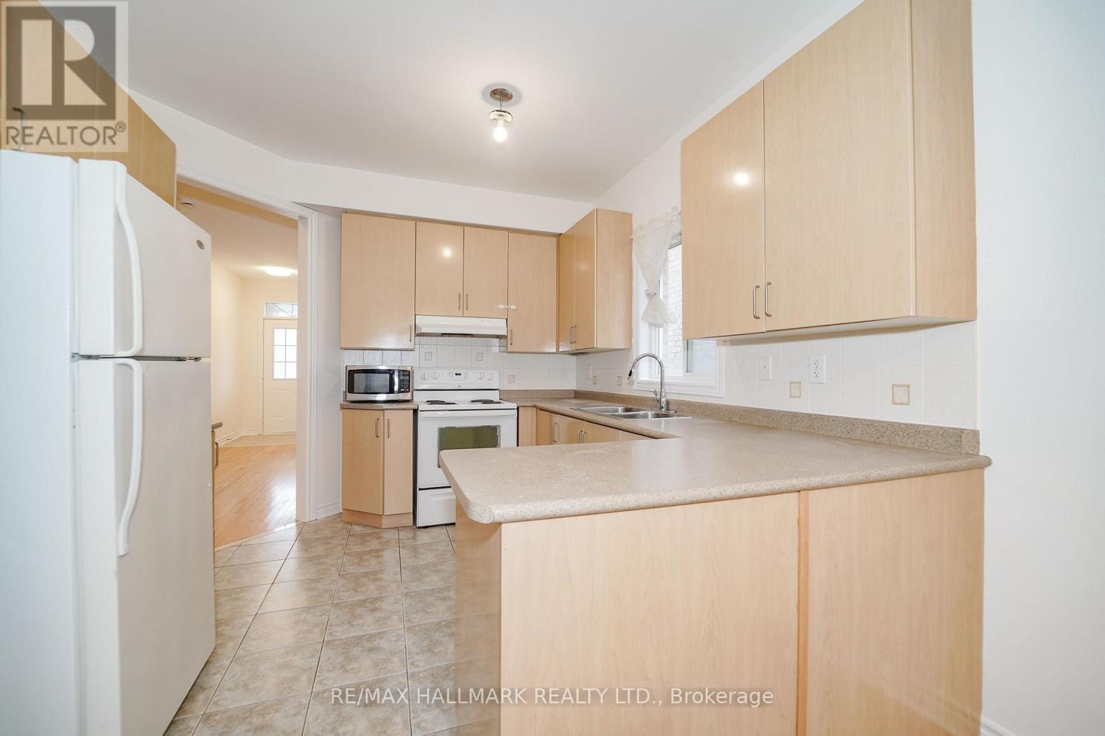 135 Maroon Drive, Richmond Hill, Ontario  L4E 5B7 - Photo 8 - N13713404