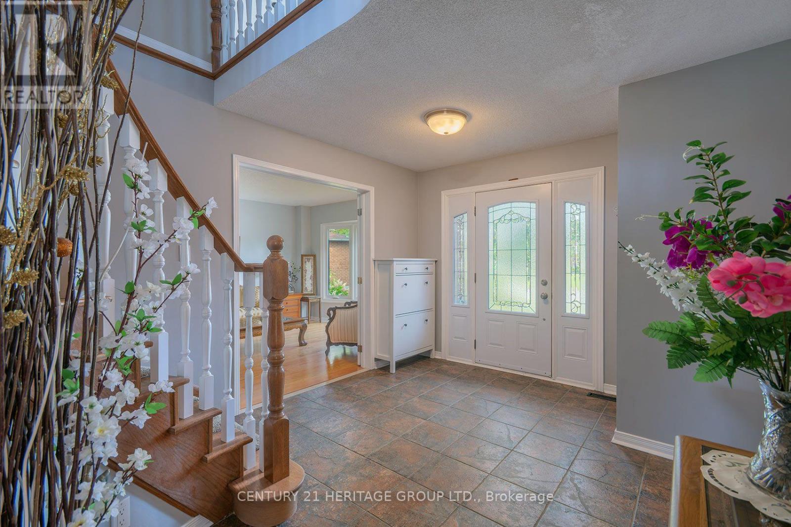 55 Chartwell Crescent, Georgina, Ontario  L4P 3N8 - Photo 4 - N13713412
