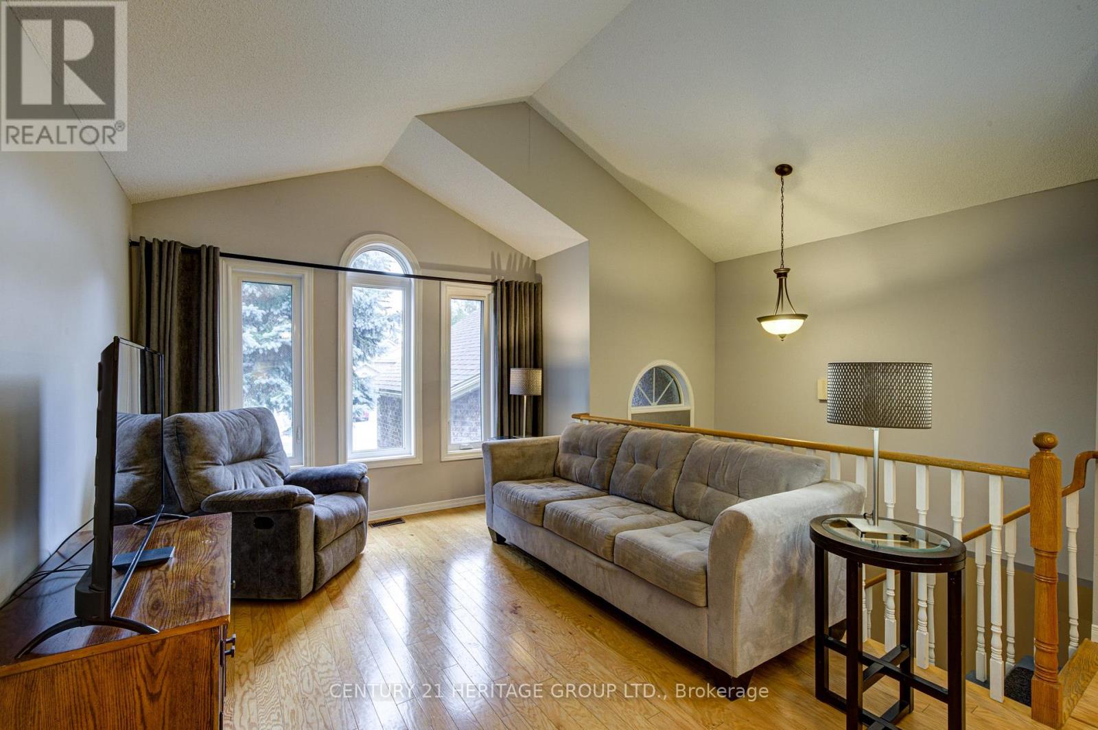 68 Dyer Drive, Wasaga Beach, Ontario  L9Z 1E4 - Photo 3 - S13713334