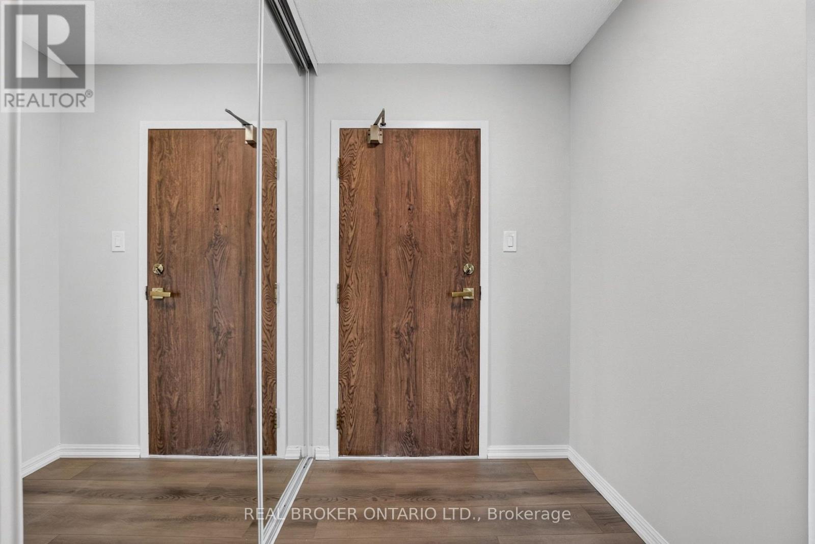 904 - 1240 Marlborough Court, Oakville, Ontario  L6H 3K7 - Photo 4 - W13713284