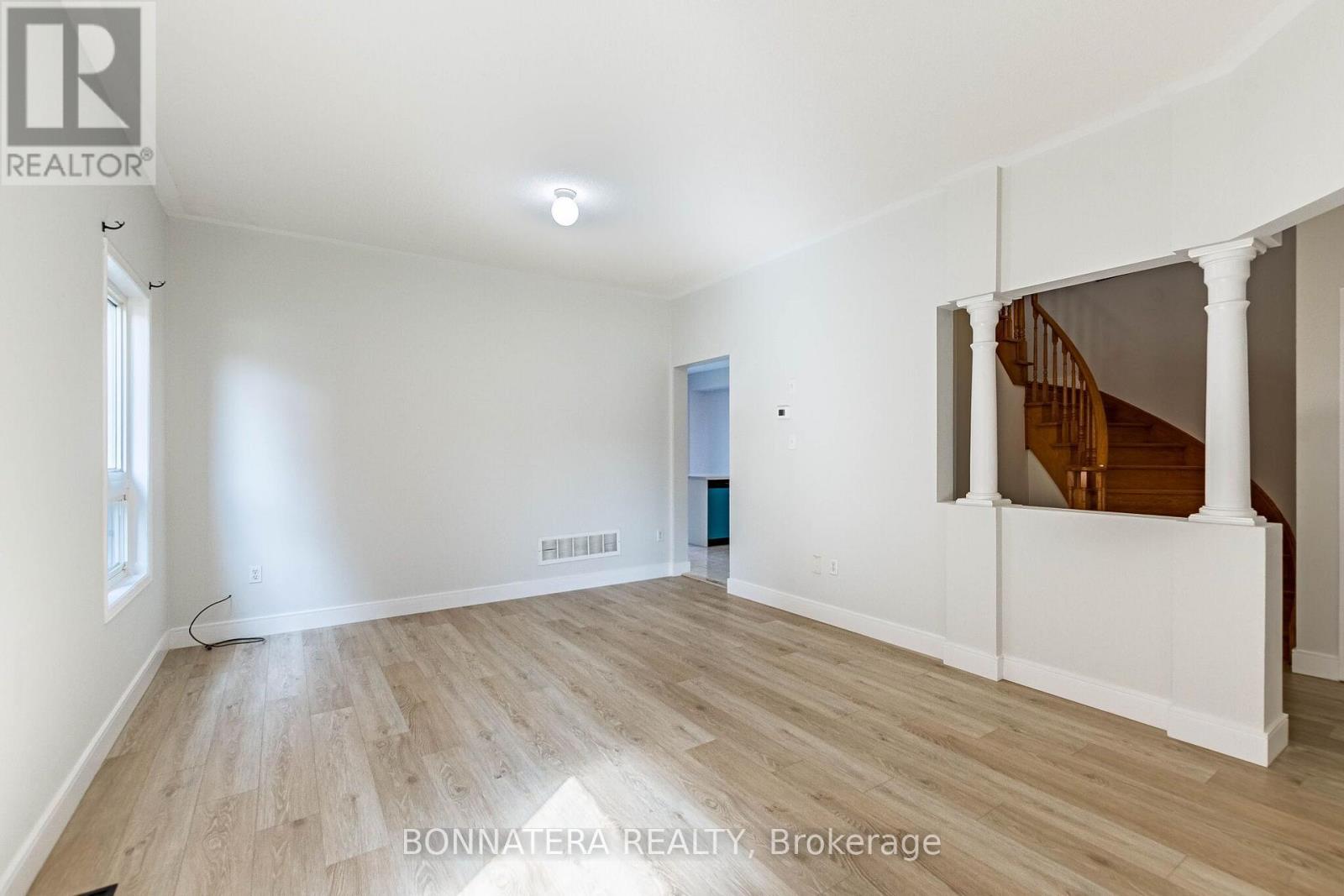 4297 Guildwood Way, Mississauga, Ontario  L5R 0A7 - Photo 10 - W13713368