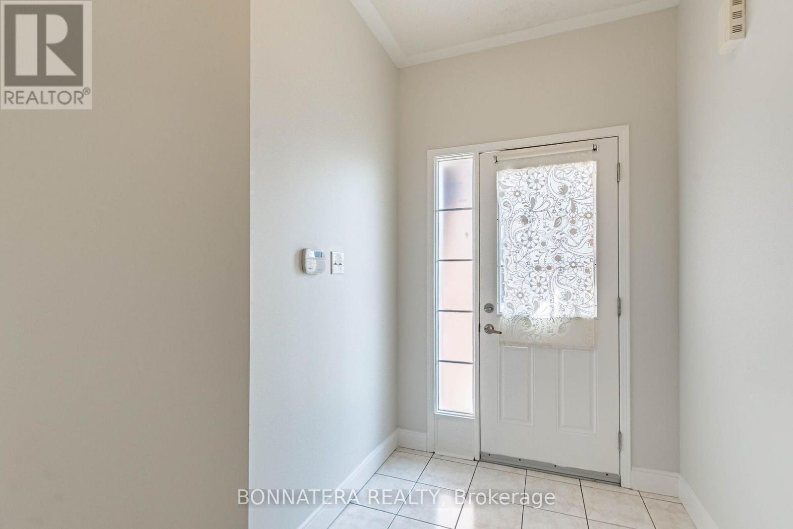 4297 Guildwood Way, Mississauga, Ontario  L5R 0A7 - Photo 5 - W13713368