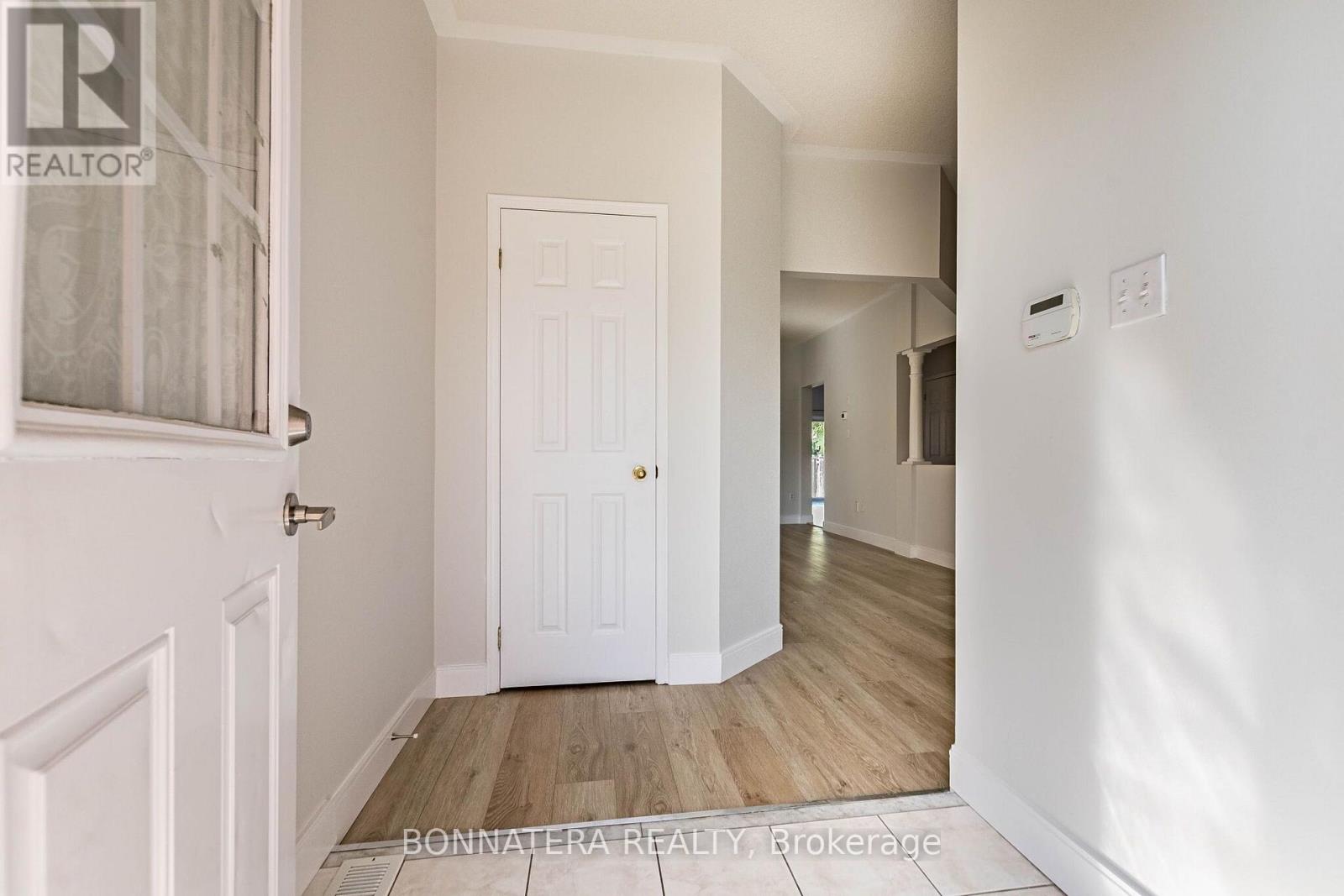 4297 Guildwood Way, Mississauga, Ontario  L5R 0A7 - Photo 6 - W13713368