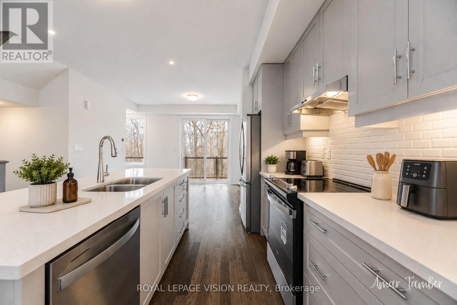 61 Folcroft Street, Brampton, Ontario L6Y 6L3 - Photo 3 - W13700884