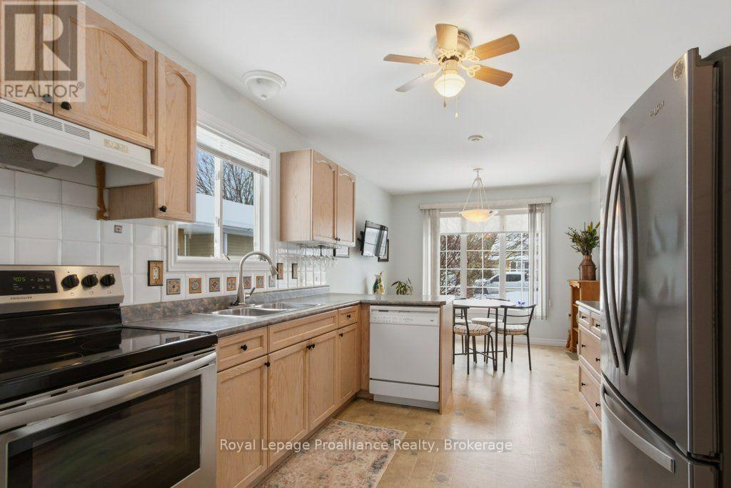 94 Sandbanks Court, Prince Edward County, Ontario  K0K 3L0 - Photo 11 - X13112686