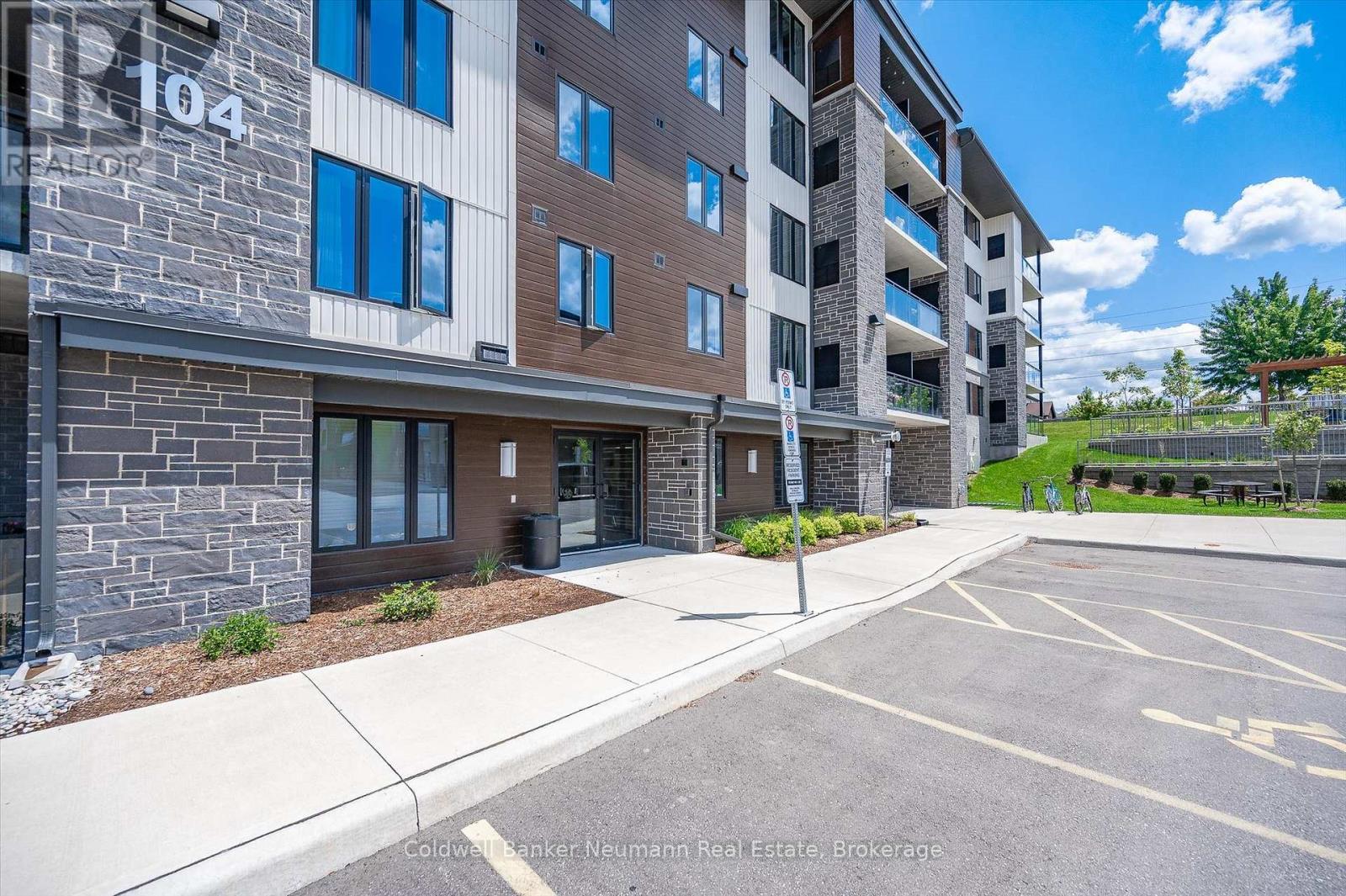 102 - 104 Summit Ridge Drive, Guelph, Ontario  N1E 0R5 - Photo 3 - X13713484