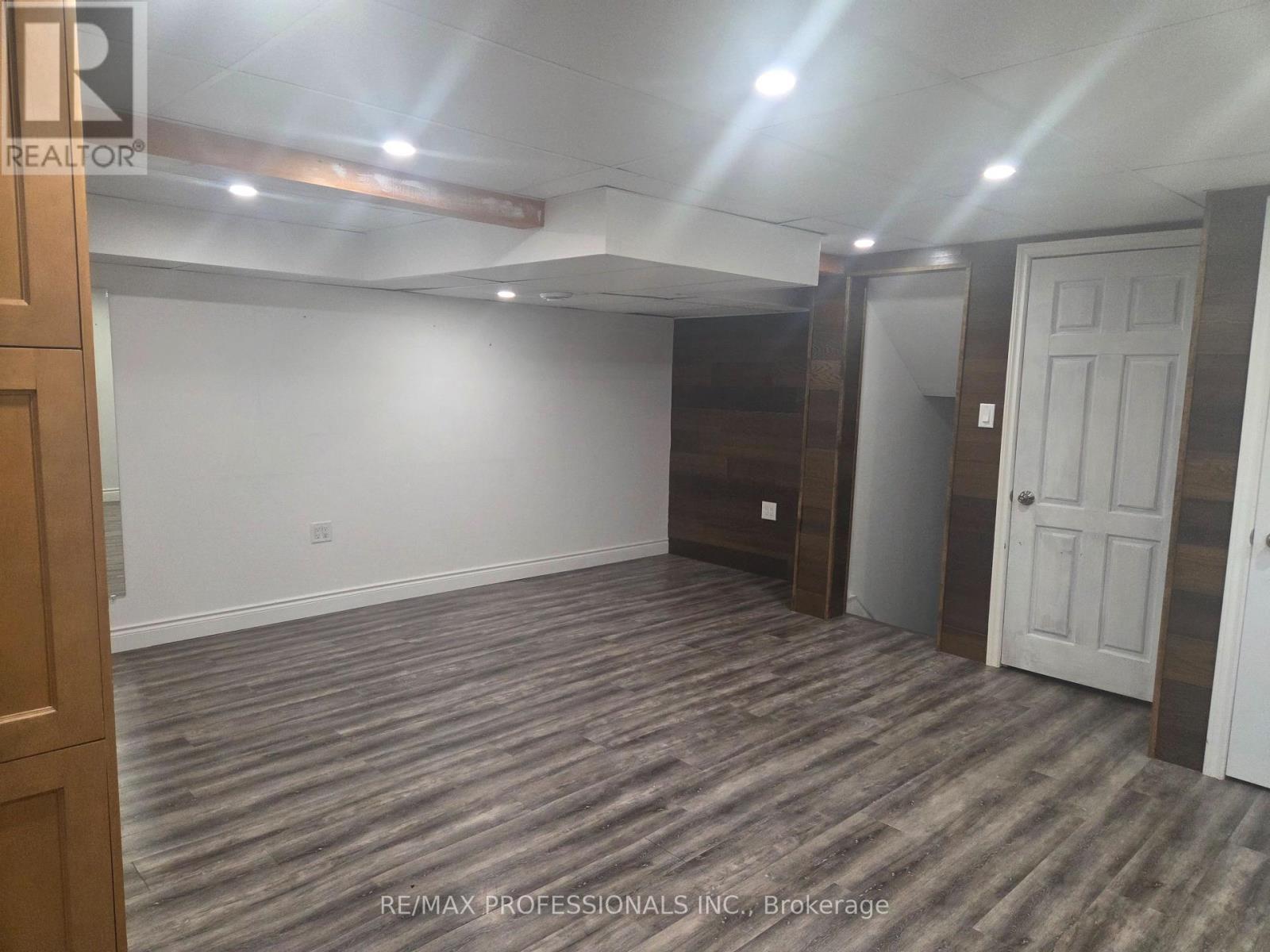 Lower - 881 Lawrence Road, Hamilton, Ontario  L8K 2A4 - Photo 2 - X13713456