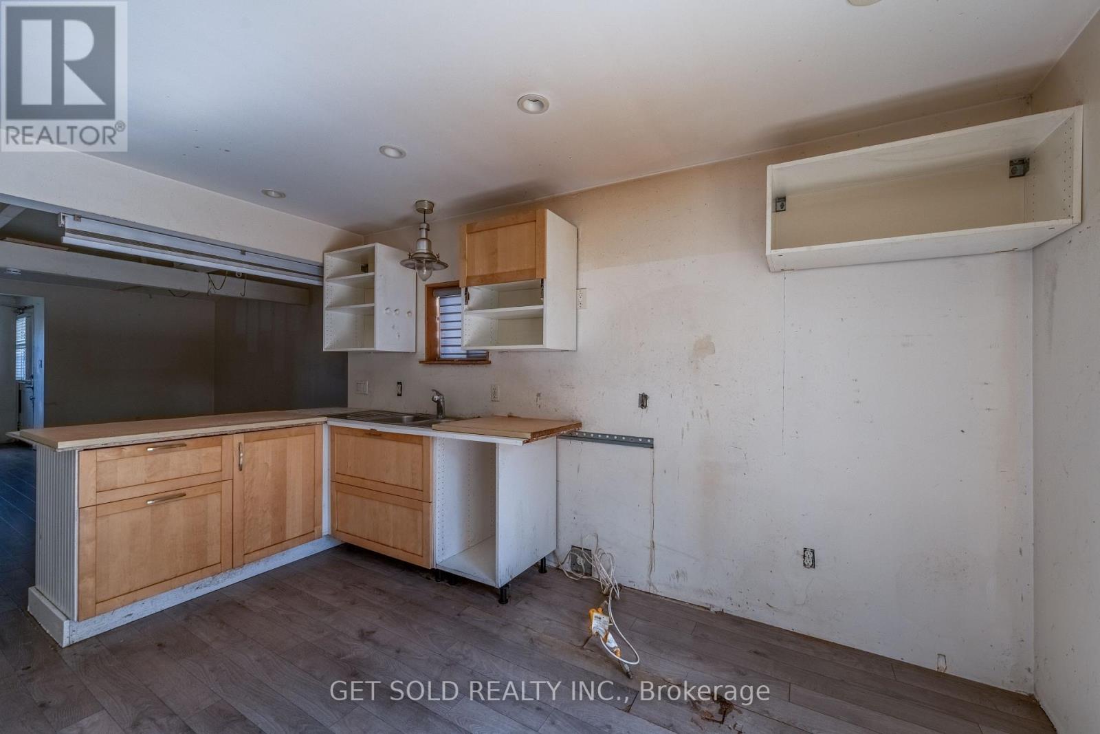 12 Vimy Street, Halton Hills, Ontario  L7J 1S1 - Photo 11 - W13713660