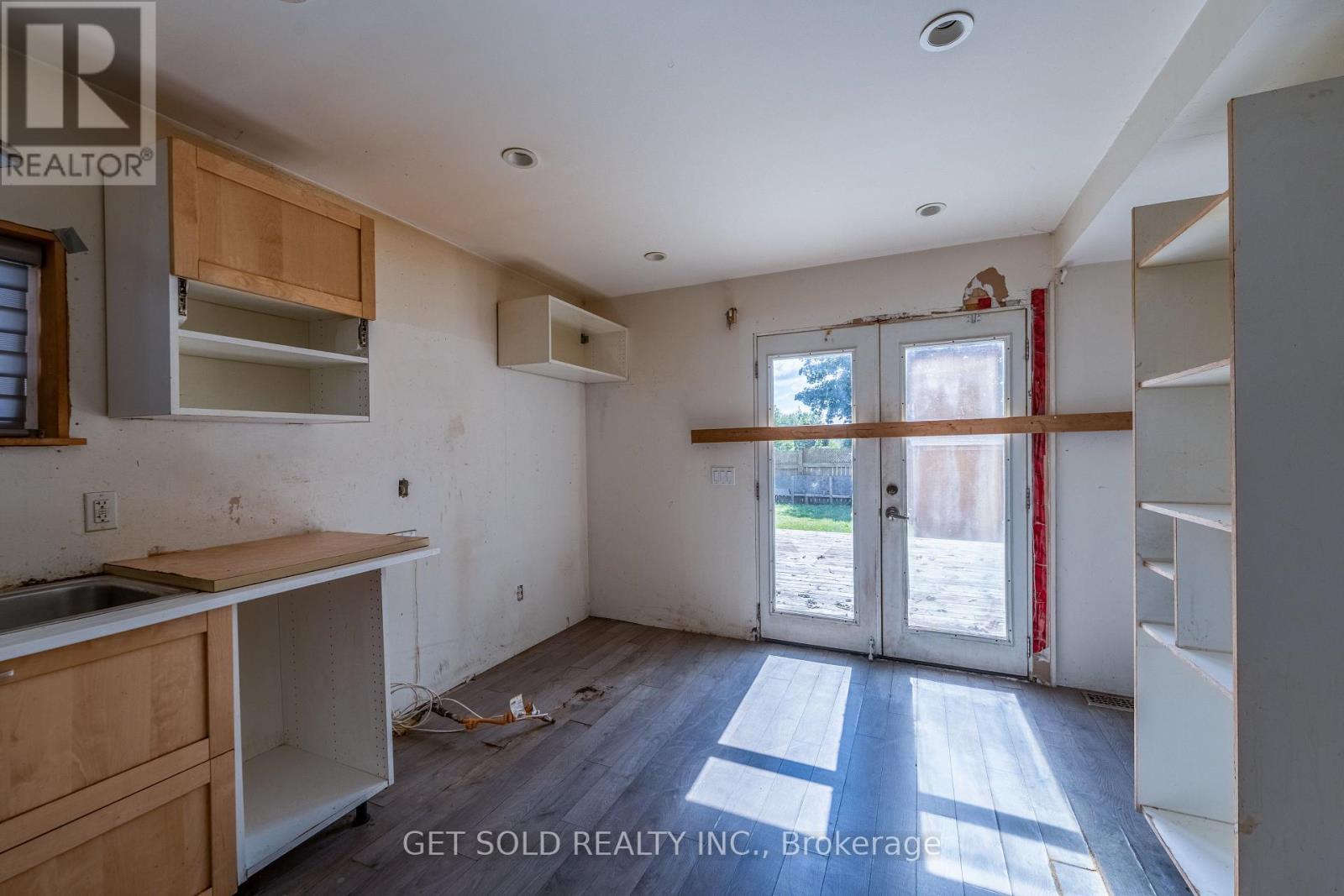 12 Vimy Street, Halton Hills, Ontario  L7J 1S1 - Photo 9 - W13713660