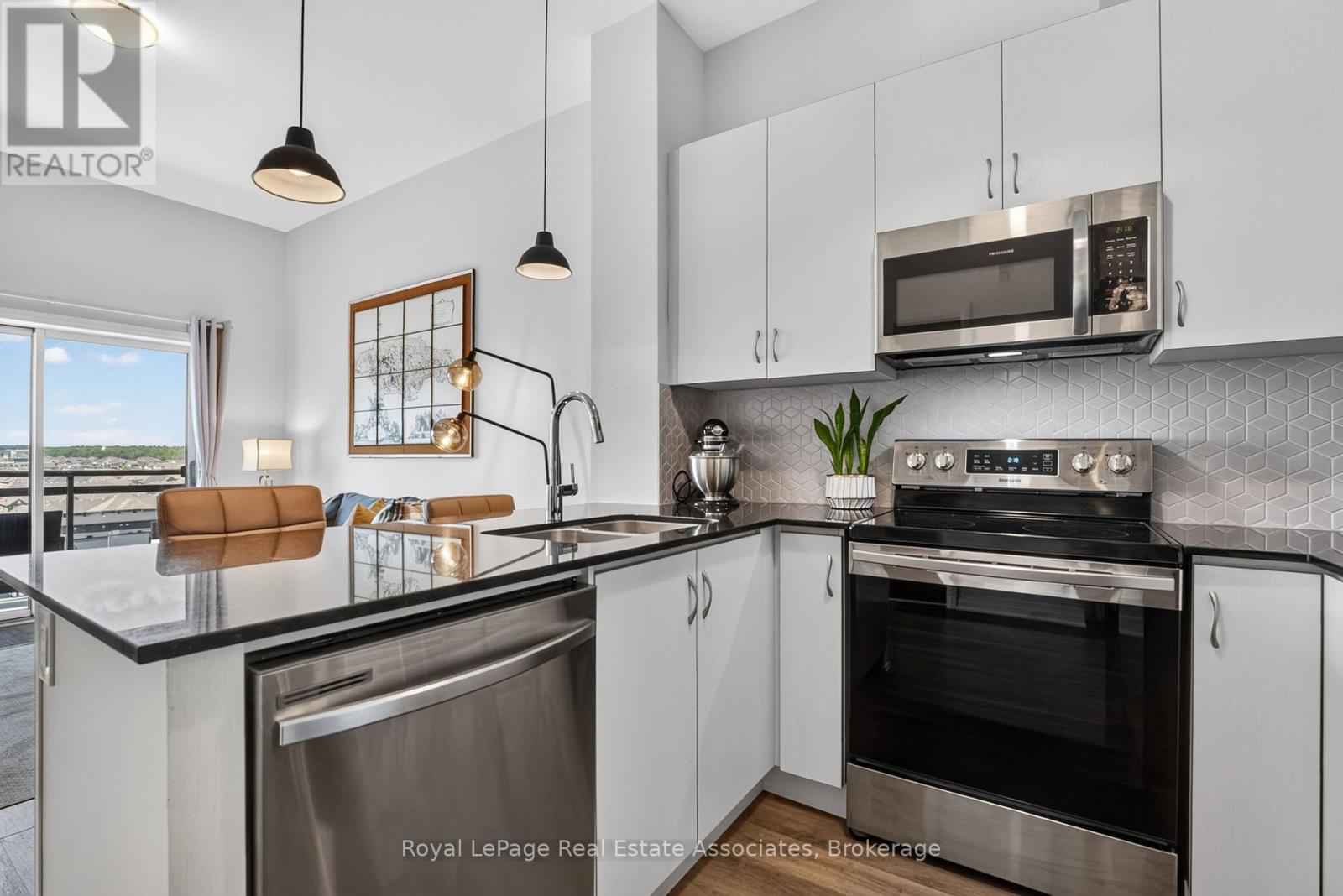 636 - 102 Grovewood Common, Oakville, Ontario  L6H 0X2 - Photo 6 - W13713784