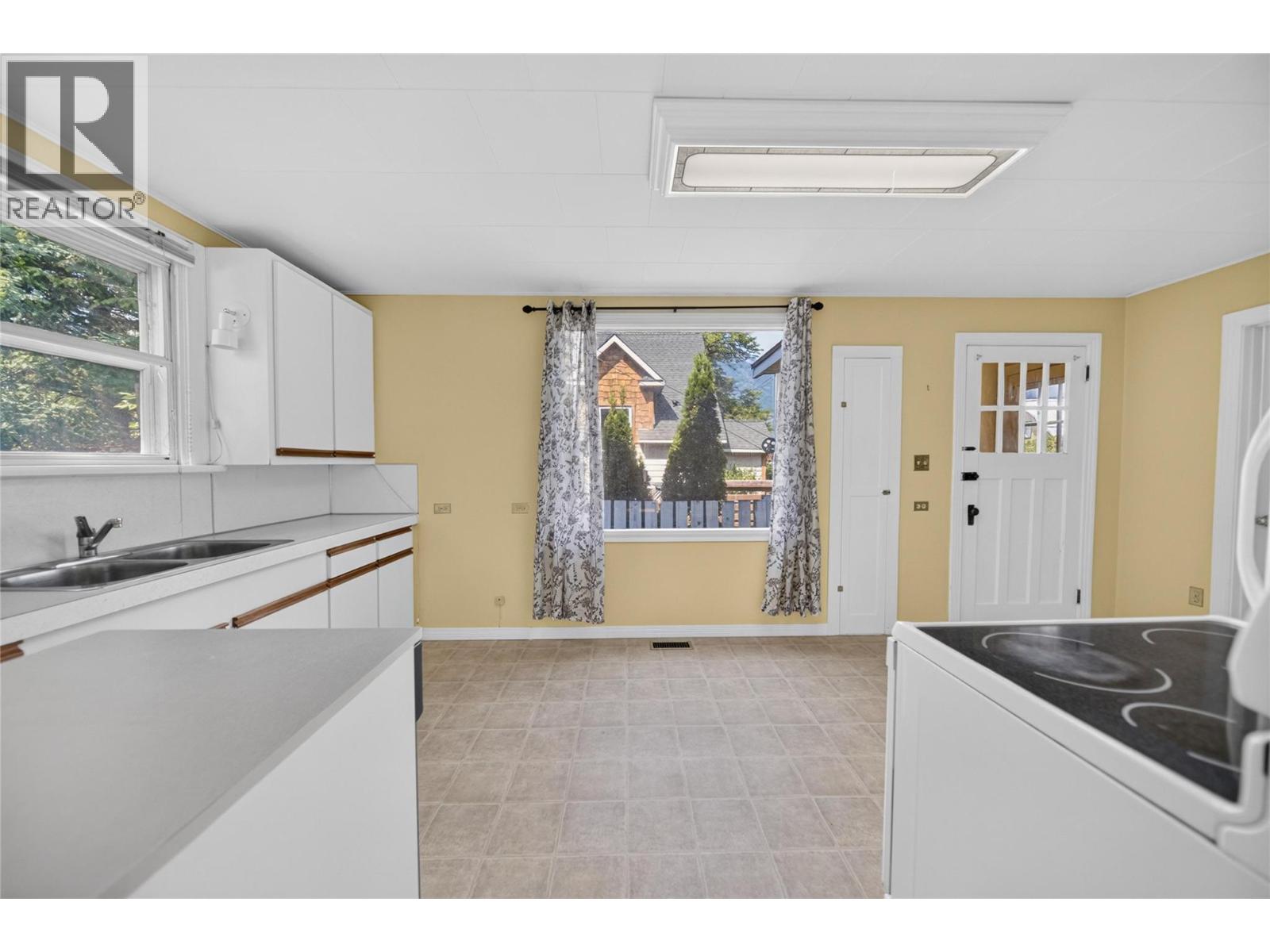 691 3rd Avenue, Fernie, British Columbia  V0B 1M0 - Photo 22 - 10398557