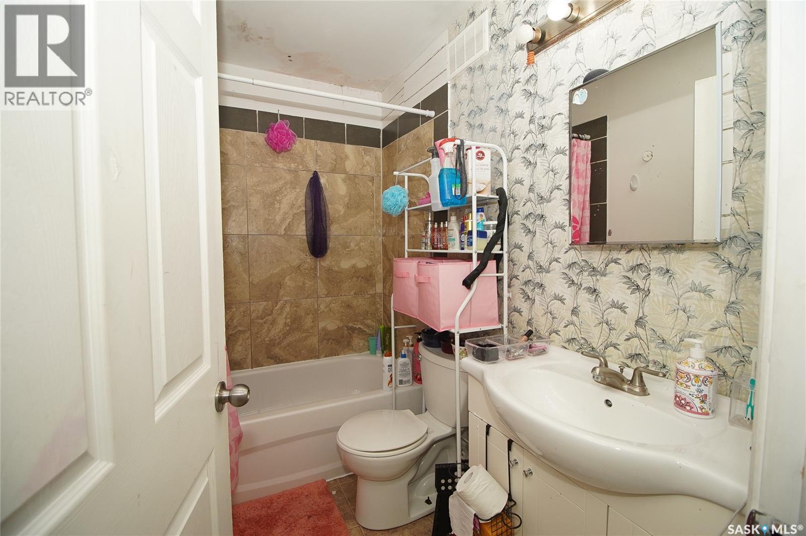 A B 417 Robinson Street, Regina, Saskatchewan  S4R 3R5 - Photo 17 - SK046679