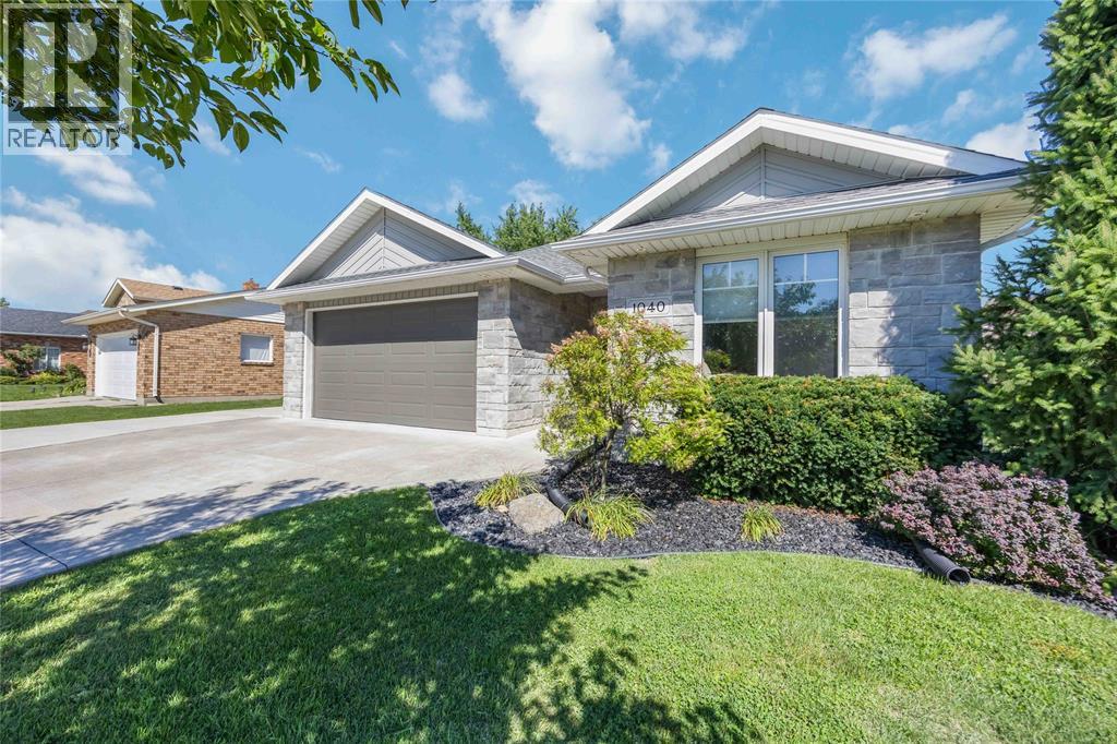 1040 Finch Drive, Sarnia, Ontario  N7S 6A7 - Photo 2 - 26020700