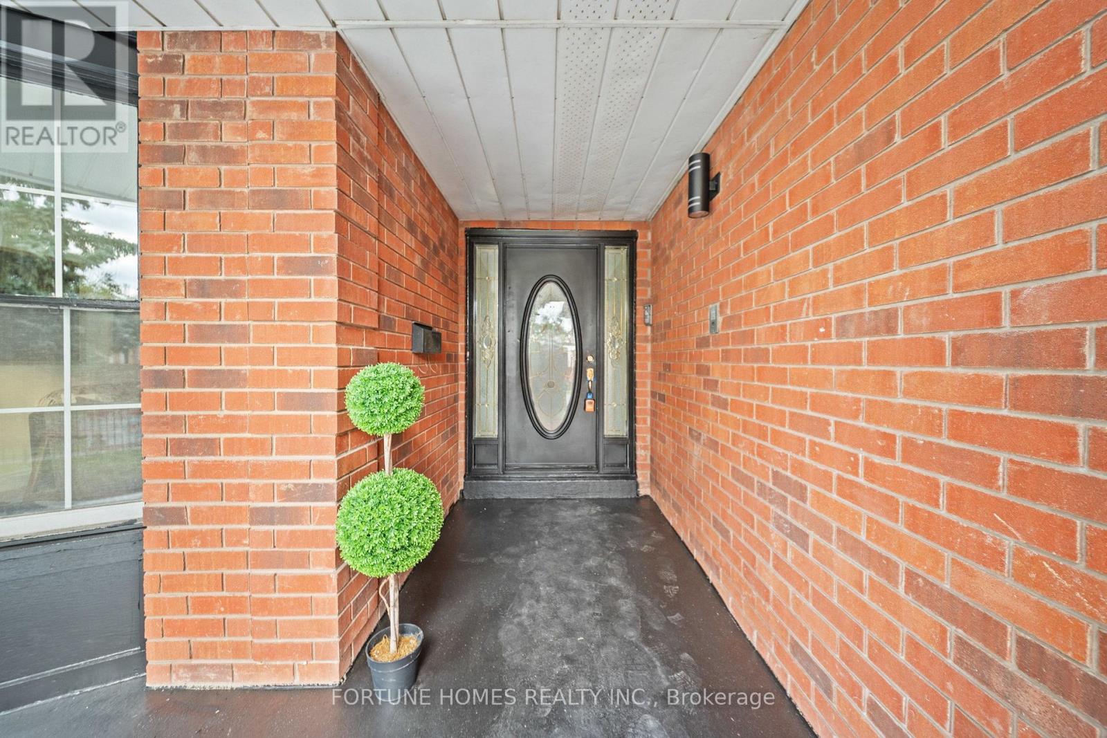 1 Ortona Drive, Brampton, Ontario  L6Y 3C9 - Photo 6 - W13713882