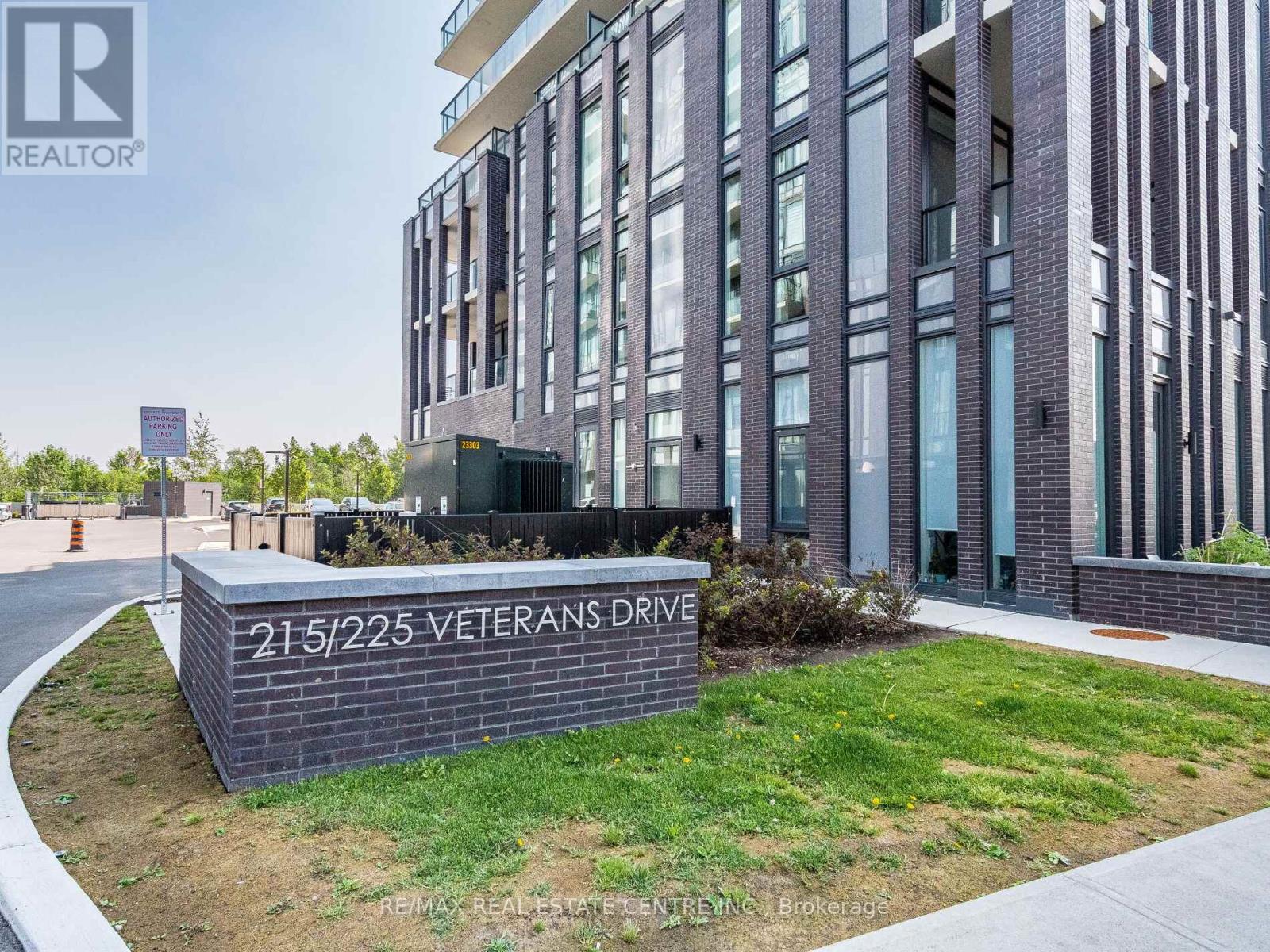 211 - 215 Veterans Drive, Brampton, Ontario  L7A 5L6 - Photo 3 - W13713892