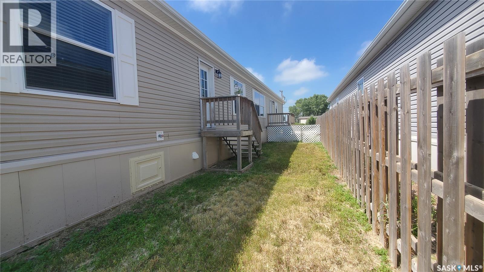 210 Brownlee Street, Weyburn, Saskatchewan  S4H 3P4 - Photo 4 - SK046688