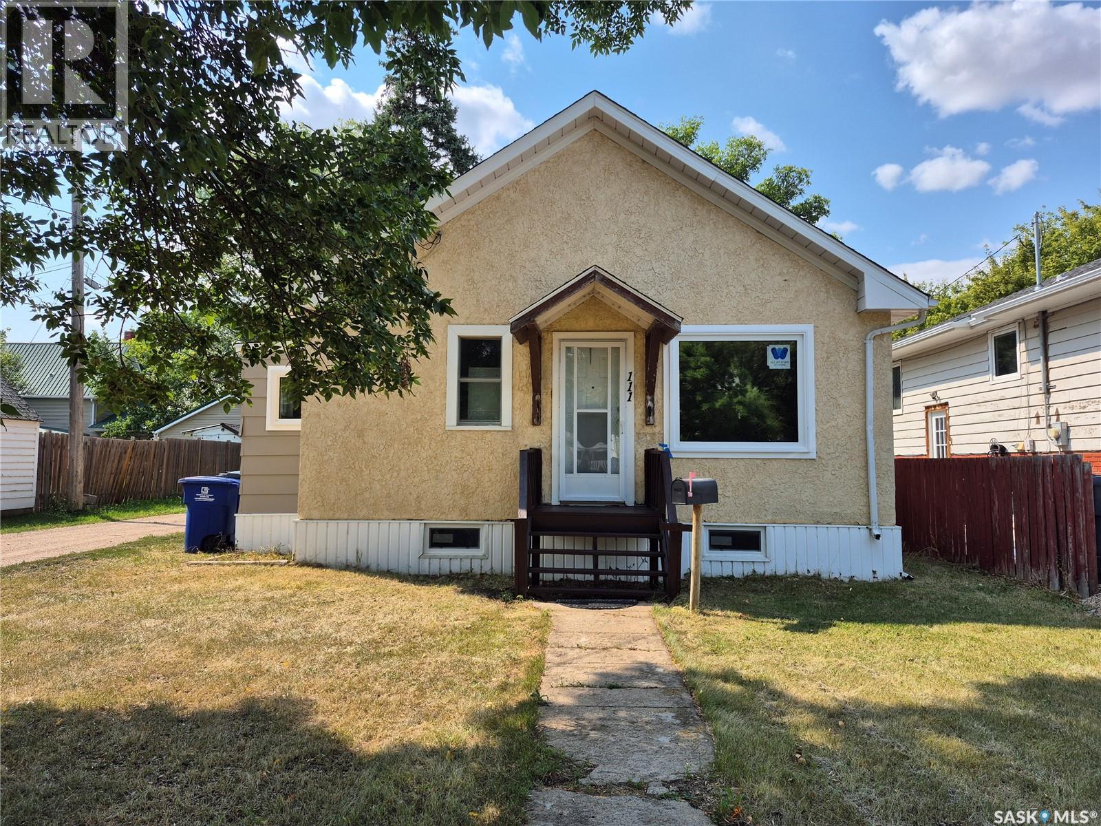 111 9th Street Ne, Weyburn, Saskatchewan  S4H 1E8 - Photo 1 - SK046586