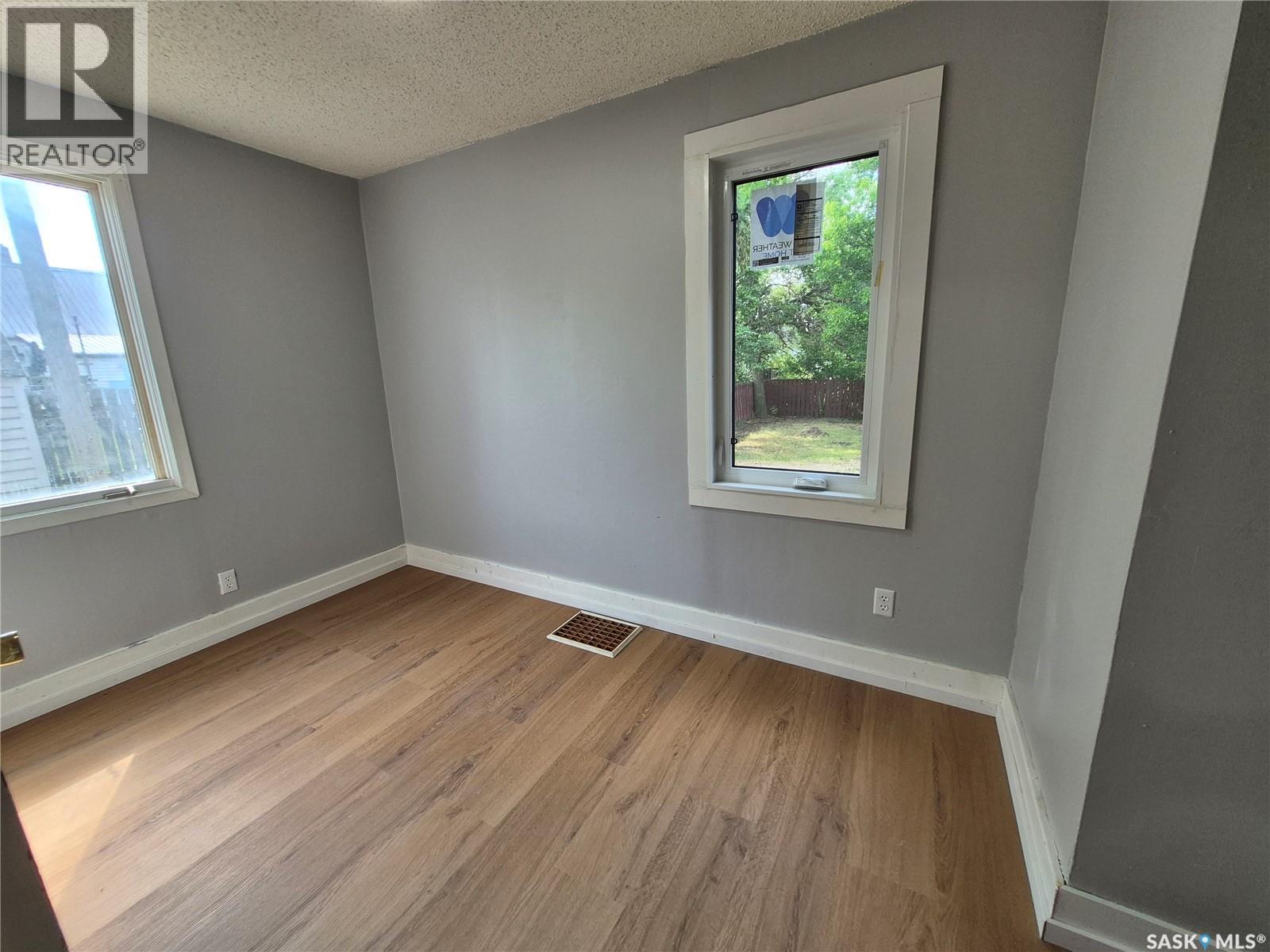 111 9th Street Ne, Weyburn, Saskatchewan  S4H 1E8 - Photo 13 - SK046586