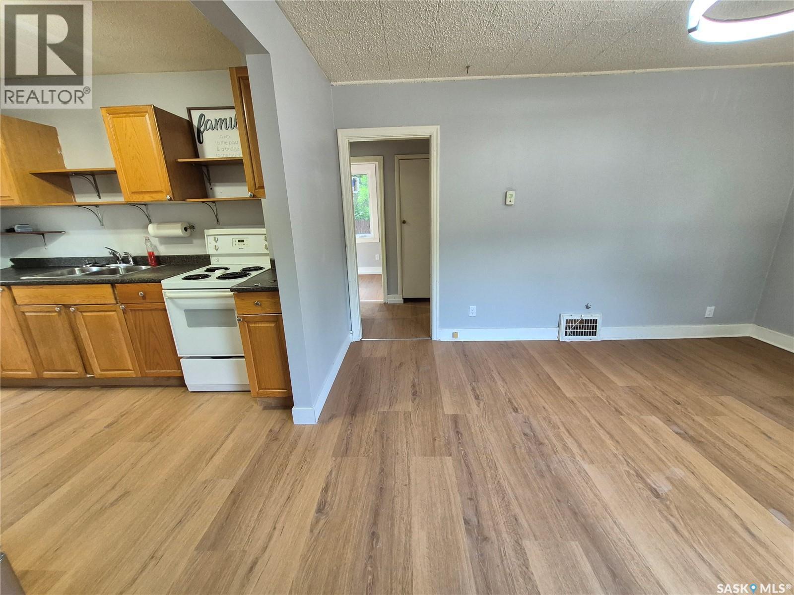 111 9th Street Ne, Weyburn, Saskatchewan  S4H 1E8 - Photo 2 - SK046586