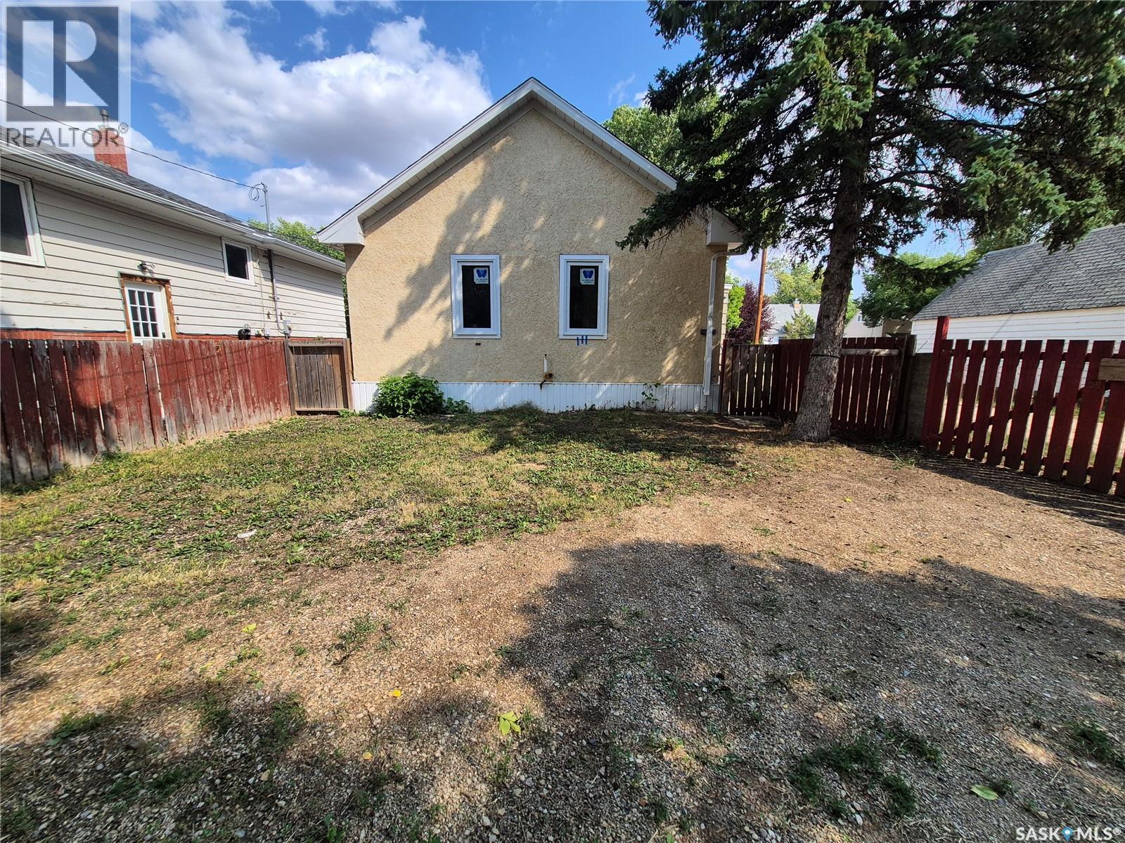 111 9th Street Ne, Weyburn, Saskatchewan  S4H 1E8 - Photo 27 - SK046586