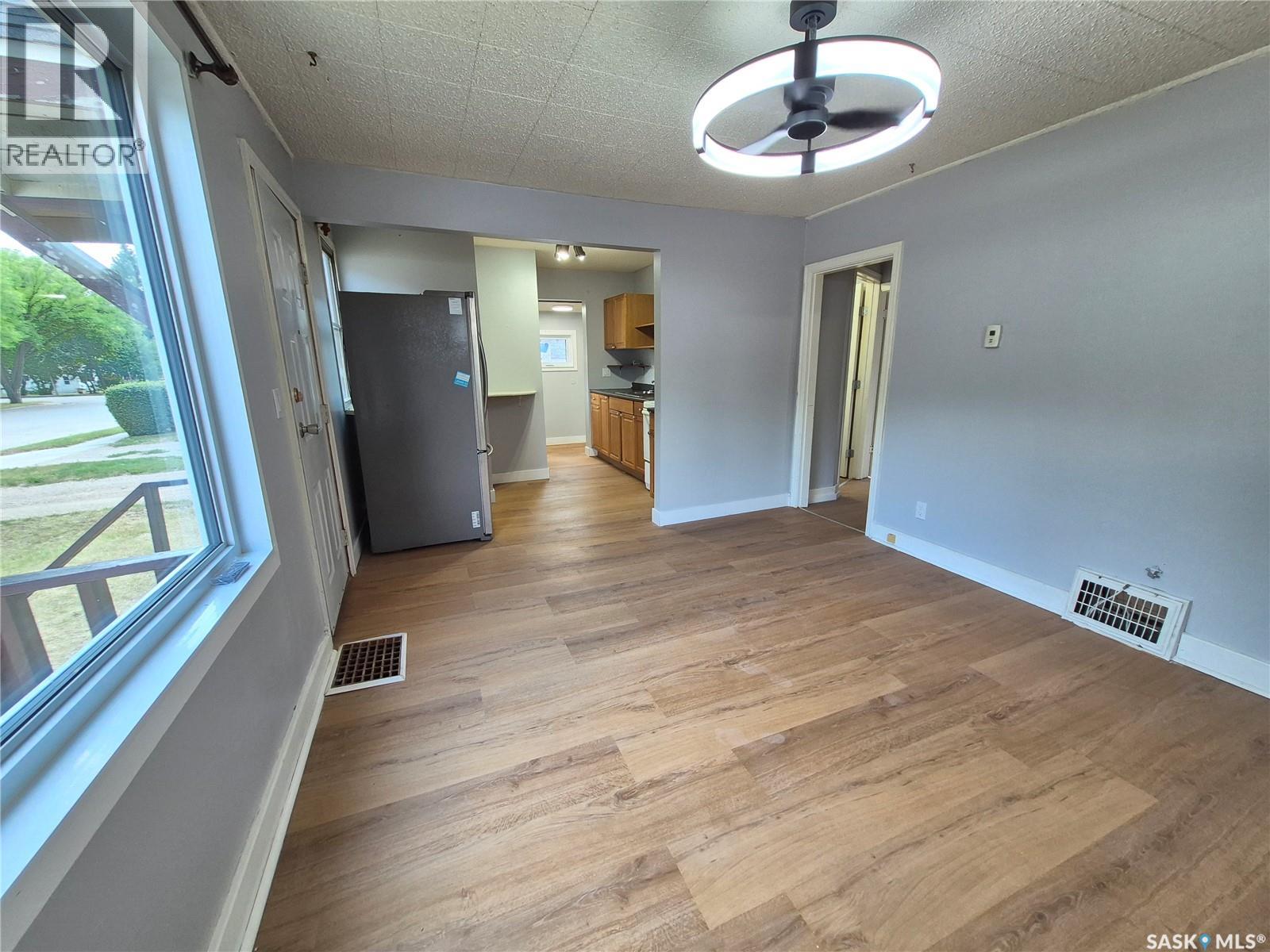 111 9th Street Ne, Weyburn, Saskatchewan  S4H 1E8 - Photo 6 - SK046586