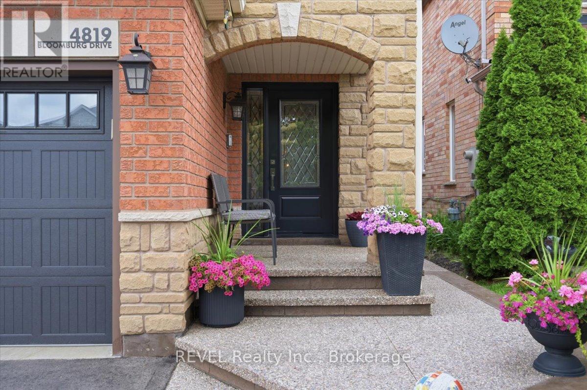 4819 Bloomburg Drive, Mississauga, Ontario  L5M 7K4 - Photo 3 - W13714086