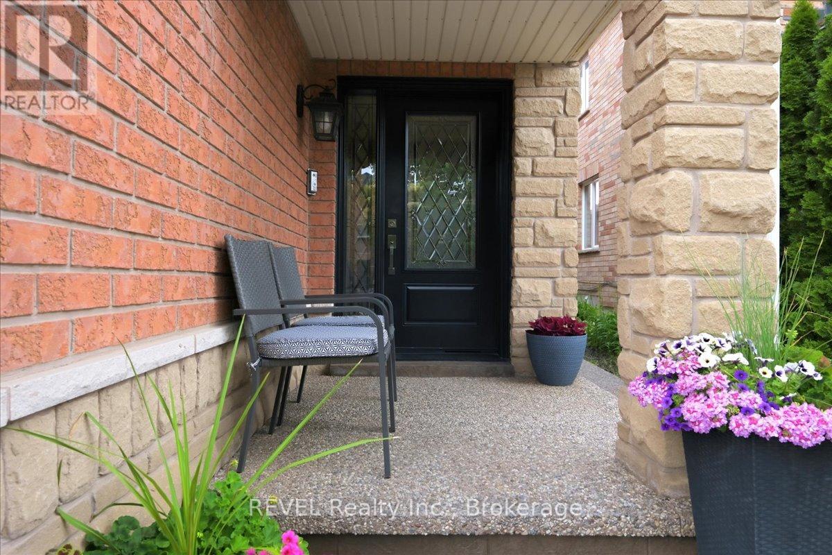 4819 Bloomburg Drive, Mississauga, Ontario  L5M 7K4 - Photo 4 - W13714086