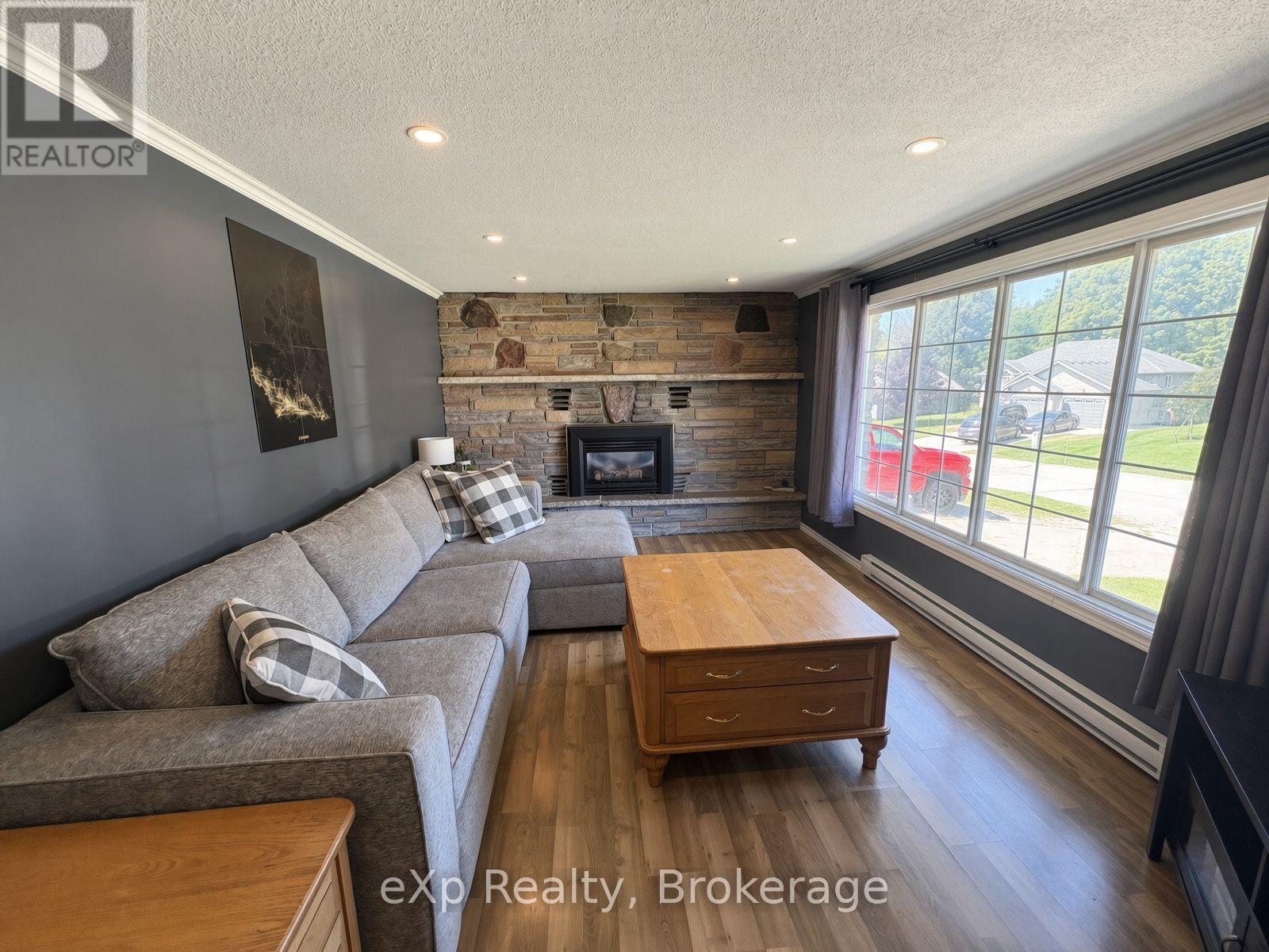 23 Valleyside Drive, Brockton, Ontario  N0G 2V0 - Photo 3 - X13706580