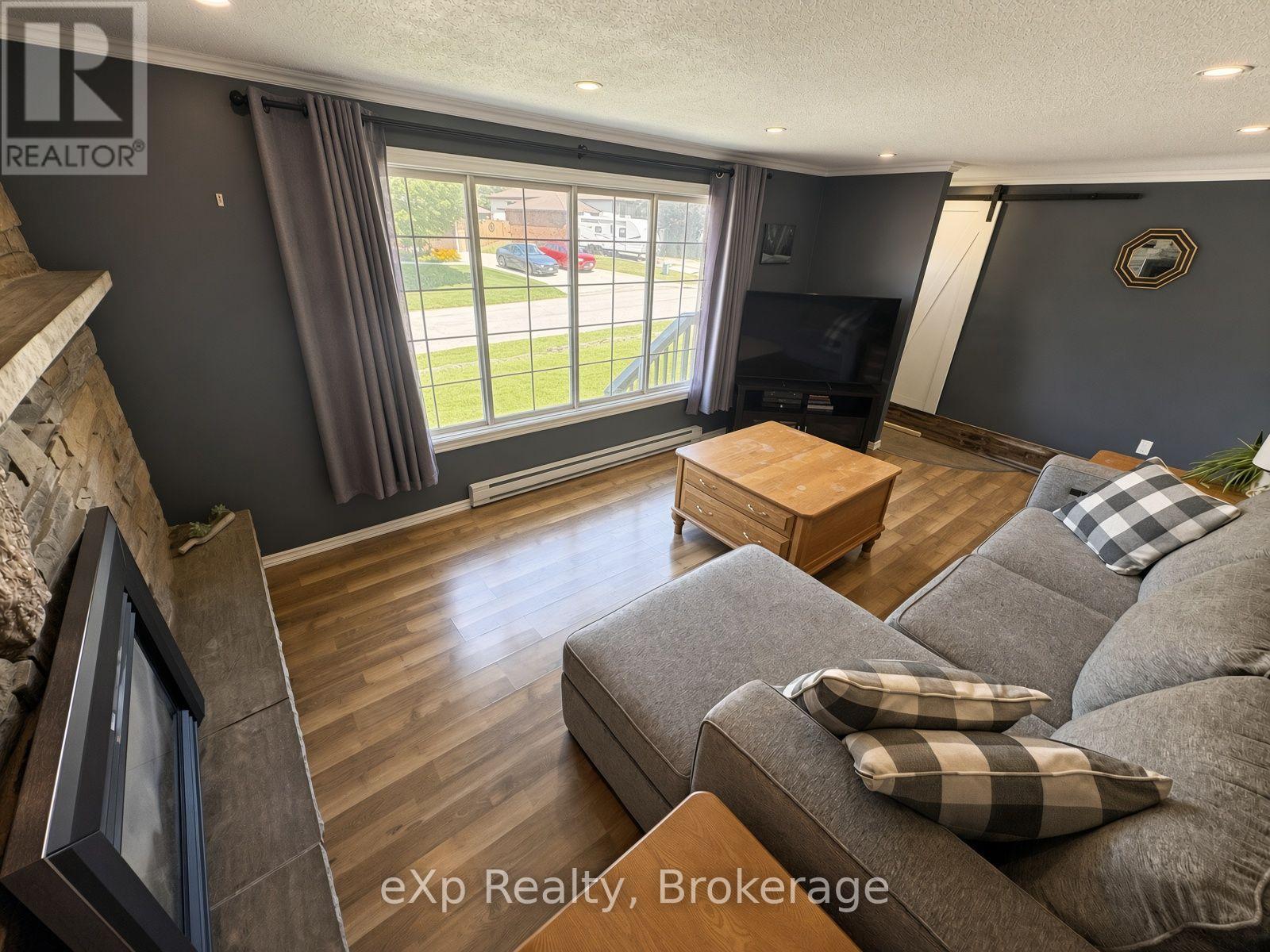 23 Valleyside Drive, Brockton, Ontario  N0G 2V0 - Photo 4 - X13706580