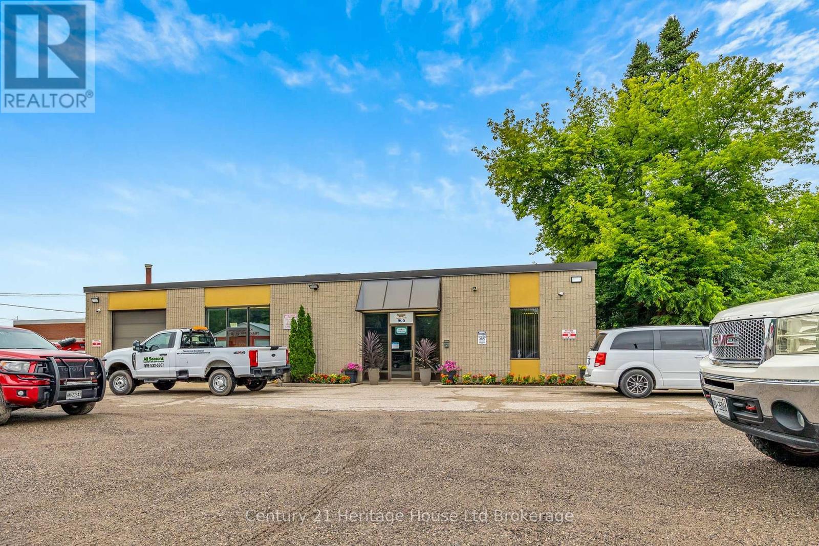 905 Dufferin Street — photo 1