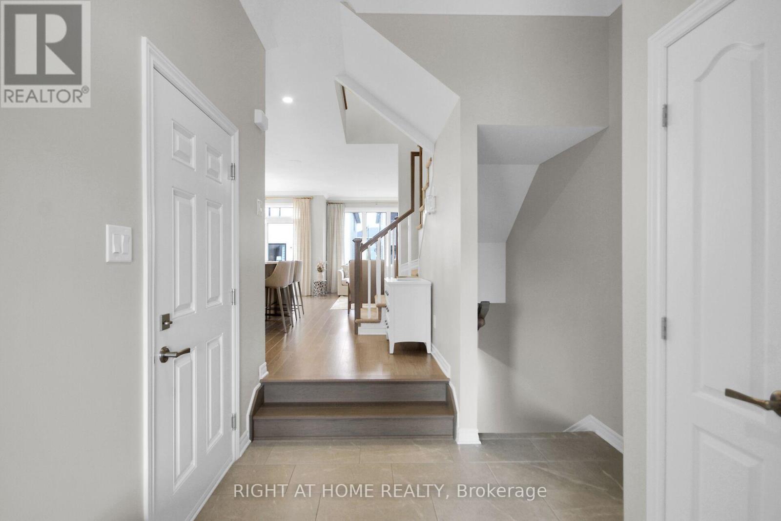 6090 David Weins Street, Ottawa, Ontario  K2S 2Y3 - Photo 3 - X13675626