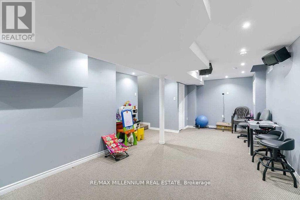 23 Calderstone Drive S, Brampton, Ontario  L6P 2A4 - Photo 8 - W13714264