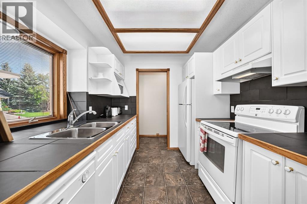 8 Sunlake Close Se, Calgary, Alberta  T2X 3H2 - Photo 10 - A2338134