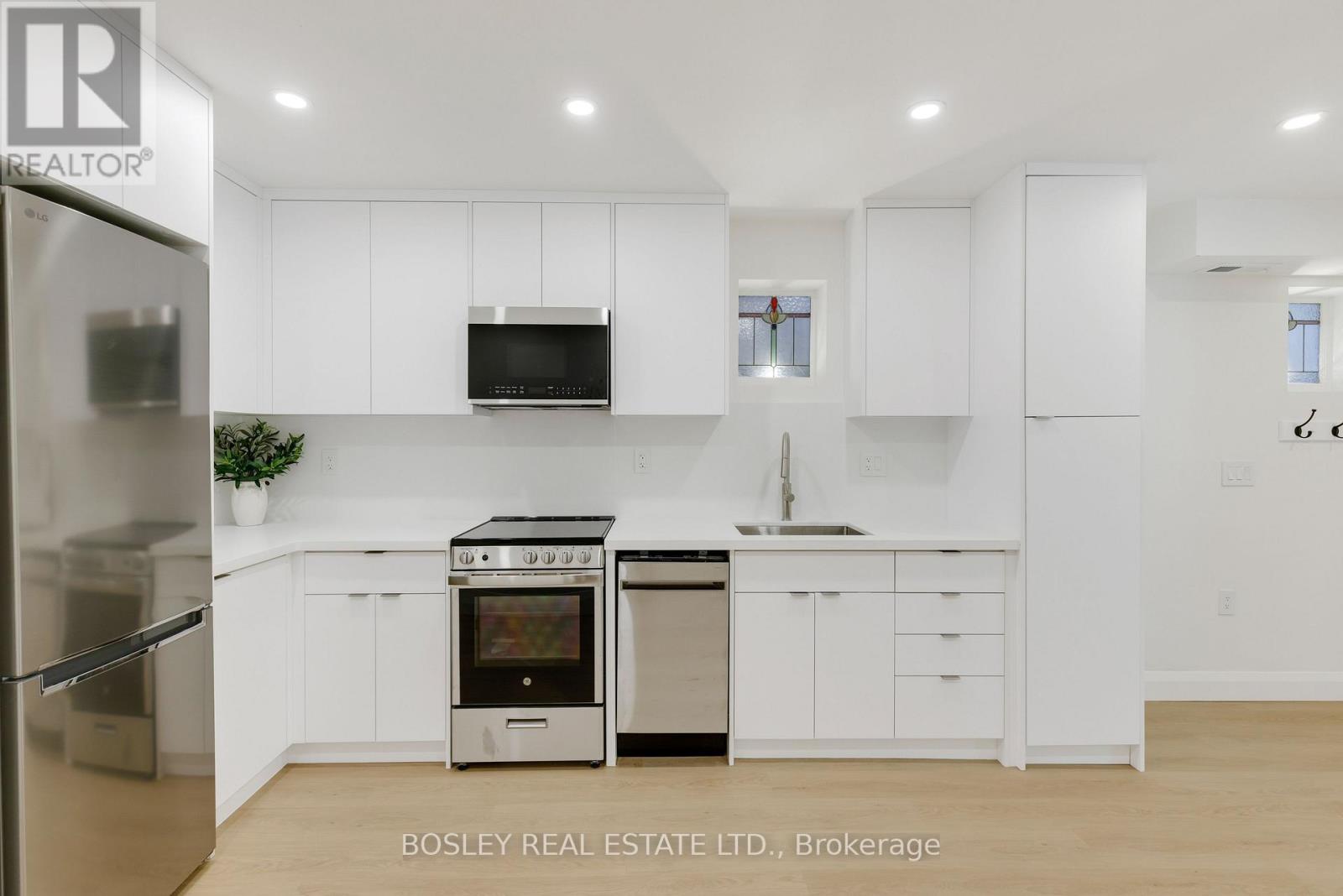 B - 225 Gainsborough Road, Toronto, Ontario  M4L 3C7 - Photo 11 - E13714412