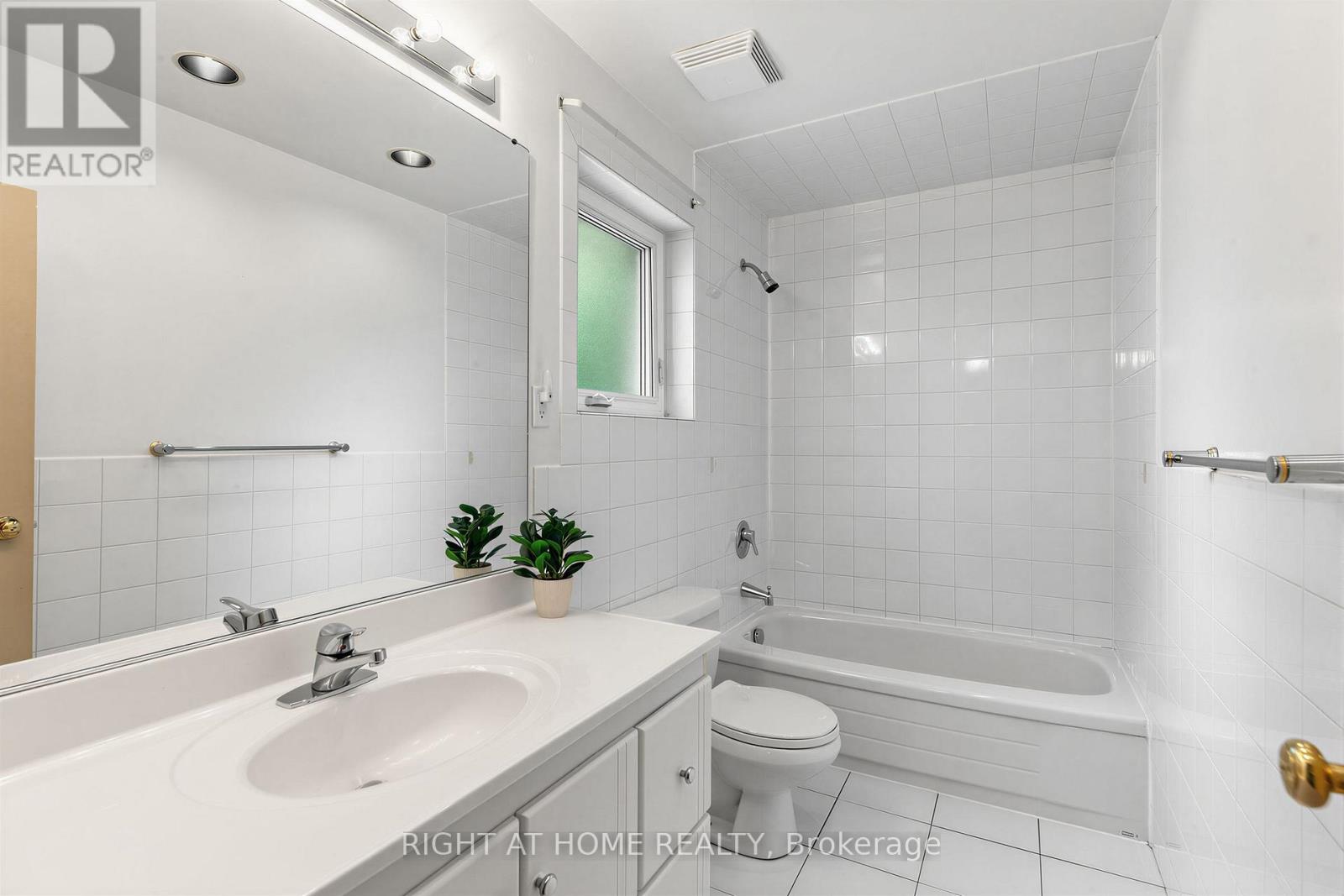12 Candlewood Crescent, Toronto, Ontario  M3J 1G8 - Photo 16 - W13714354