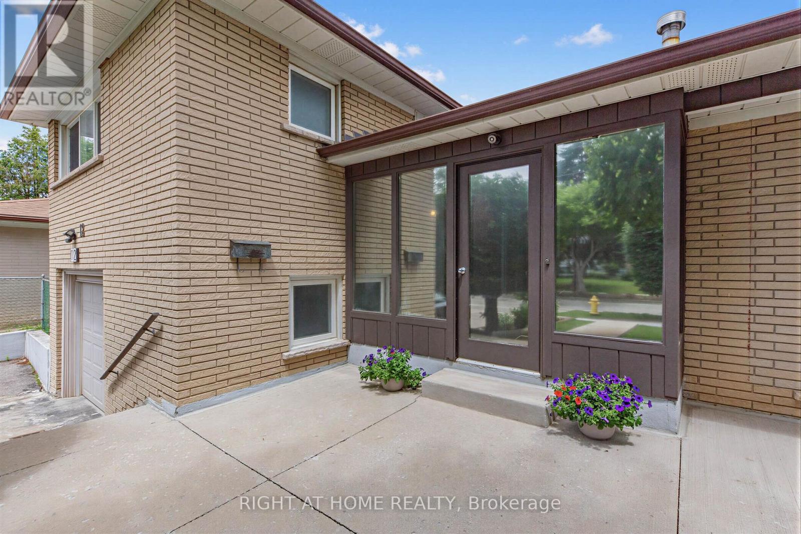 12 Candlewood Crescent, Toronto, Ontario  M3J 1G8 - Photo 2 - W13714354