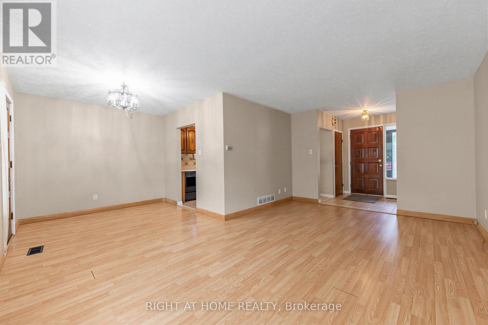 12 Candlewood Crescent, Toronto, Ontario  M3J 1G8 - Photo 7 - W13714354