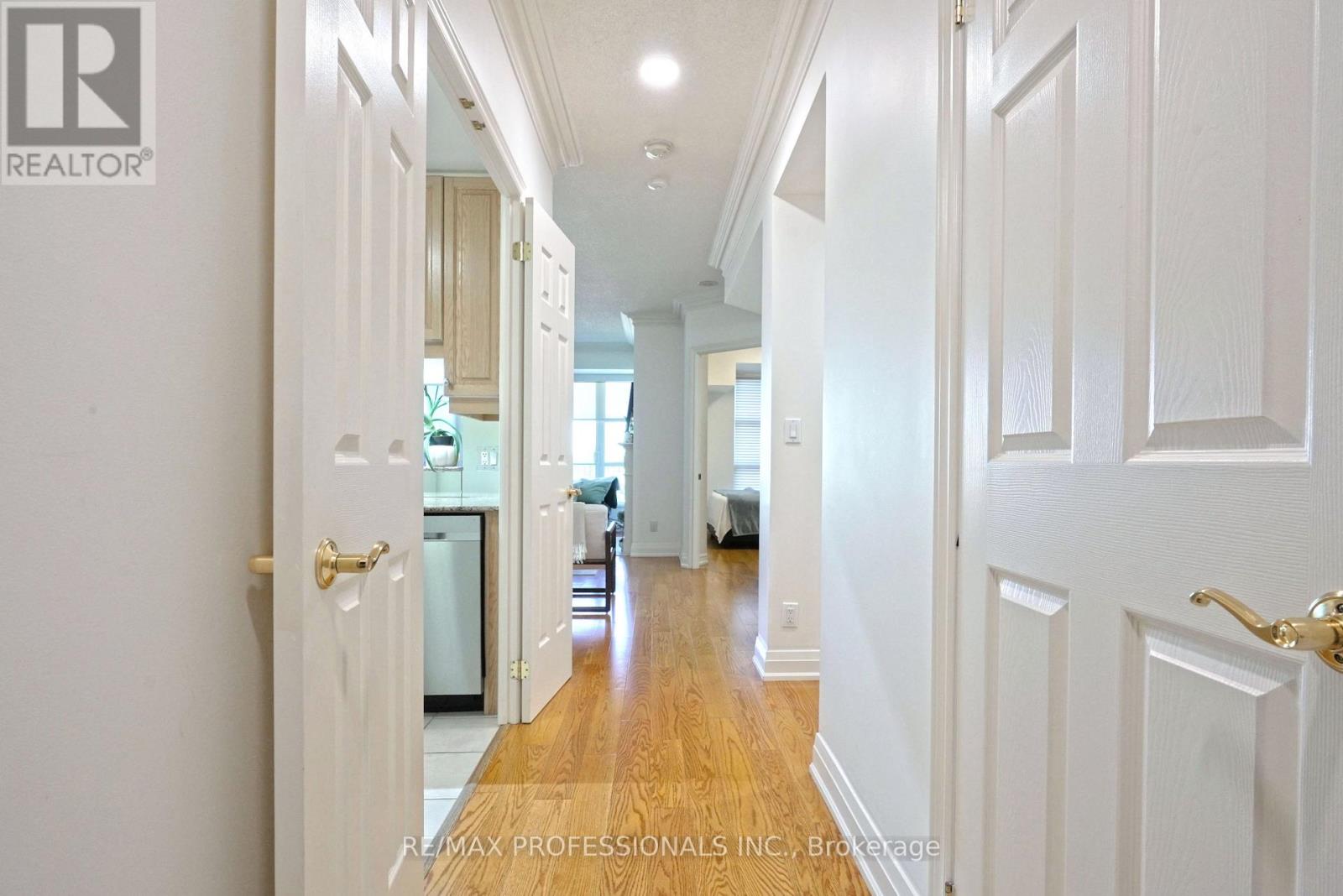 514 - 3085 Bloor Street W, Toronto, Ontario  M8X 1Z4 - Photo 2 - W13714388