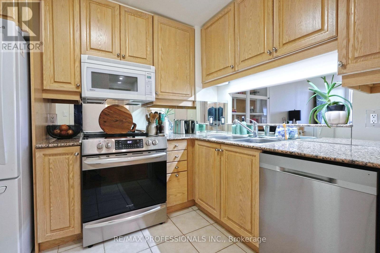 514 - 3085 Bloor Street W, Toronto, Ontario  M8X 1Z4 - Photo 3 - W13714388