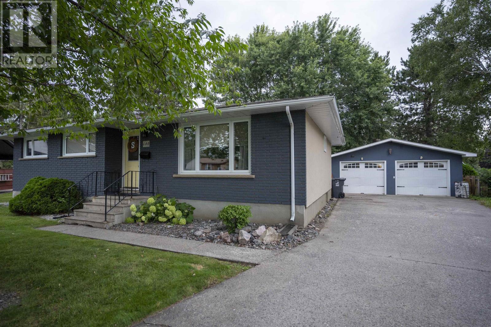 600 Ashdale PL, Thunder Bay, Ontario